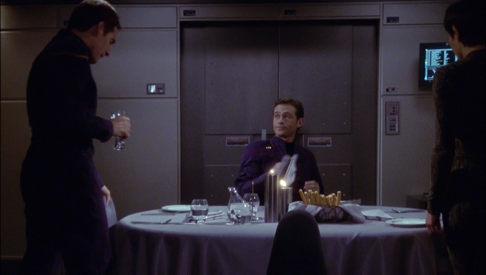 ariane179254_Enterprise_1x01-1x02_BrokenBow_1774.jpg