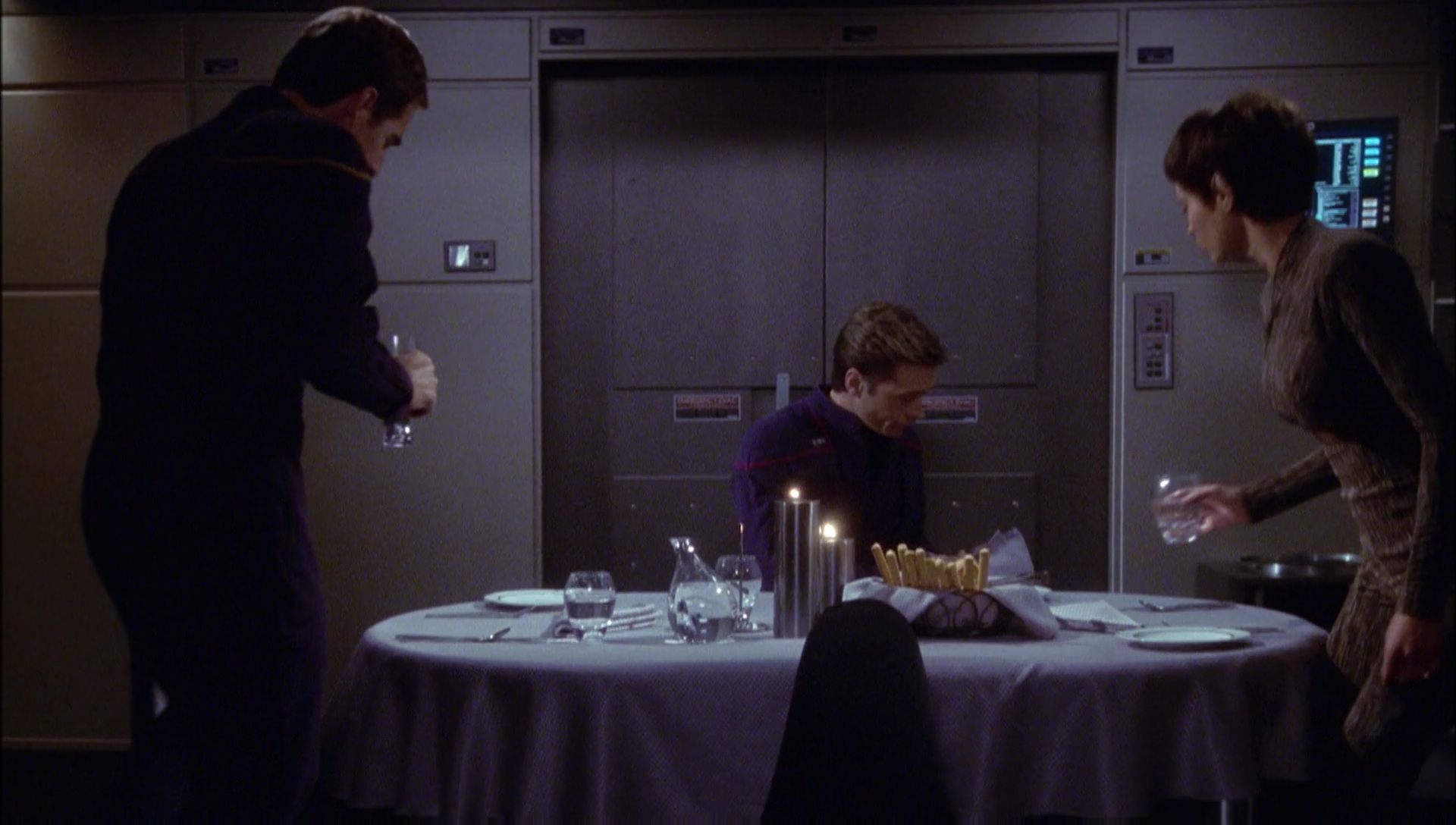 ariane179254_Enterprise_1x01-1x02_BrokenBow_1775.jpg