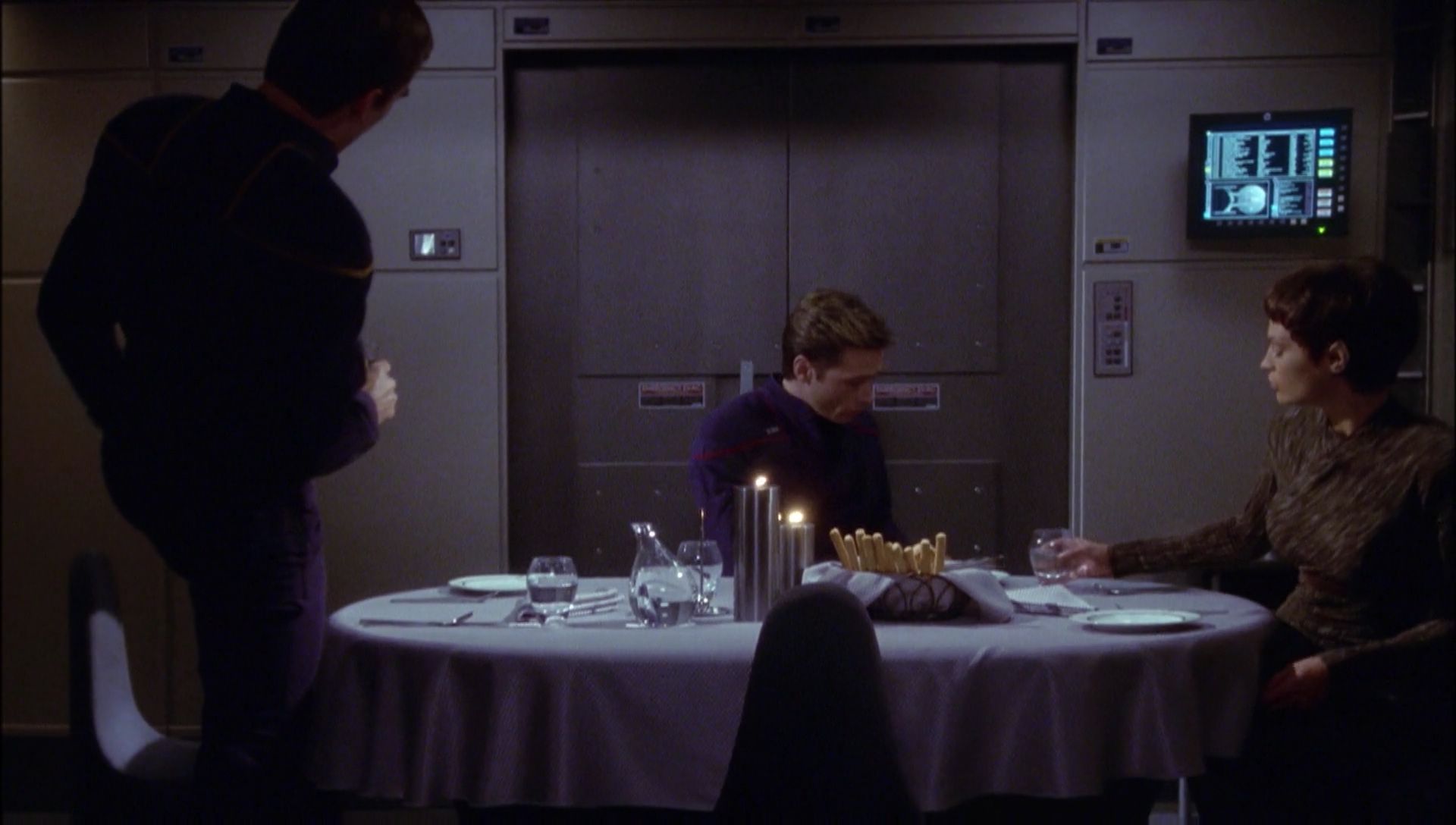 ariane179254_Enterprise_1x01-1x02_BrokenBow_1776.jpg