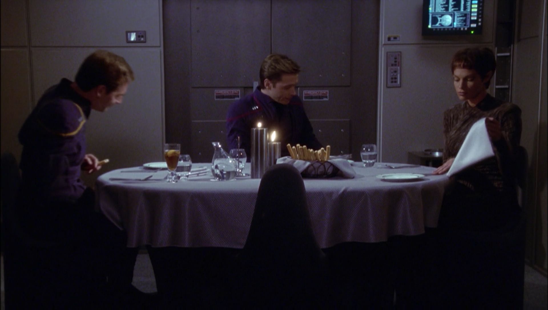 ariane179254_Enterprise_1x01-1x02_BrokenBow_1779.jpg