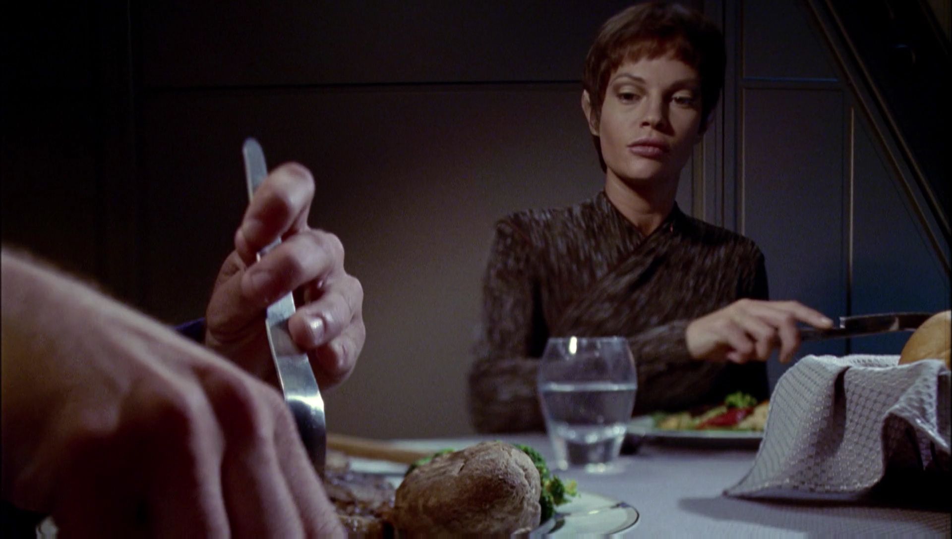 ariane179254_Enterprise_1x01-1x02_BrokenBow_1823.jpg