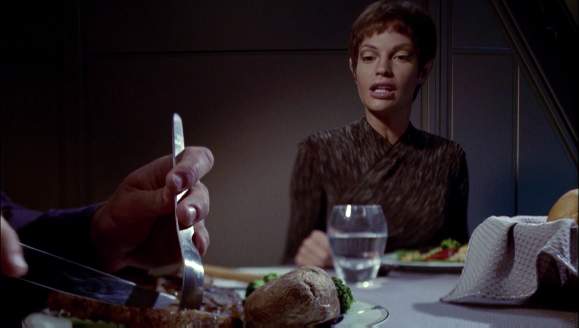 ariane179254_Enterprise_1x01-1x02_BrokenBow_1826.jpg