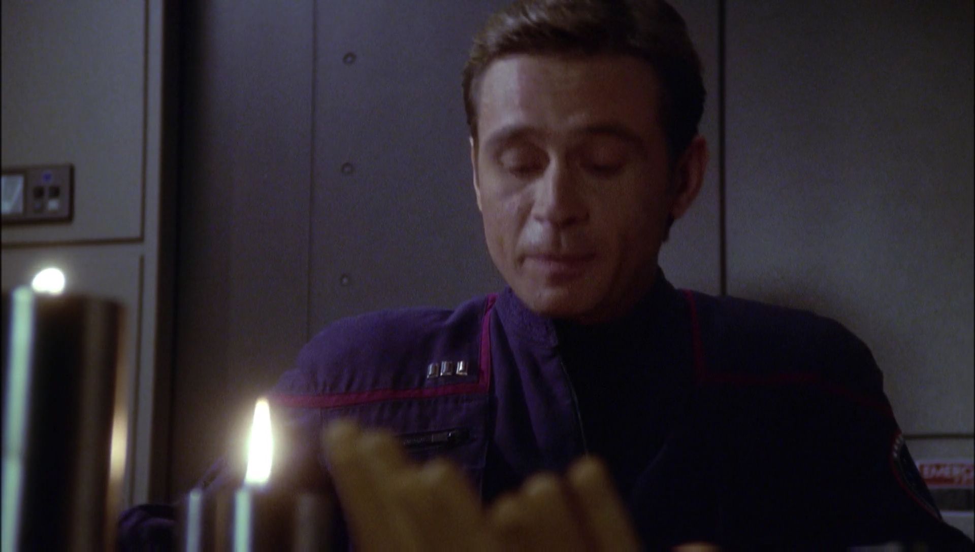 ariane179254_Enterprise_1x01-1x02_BrokenBow_1831.jpg