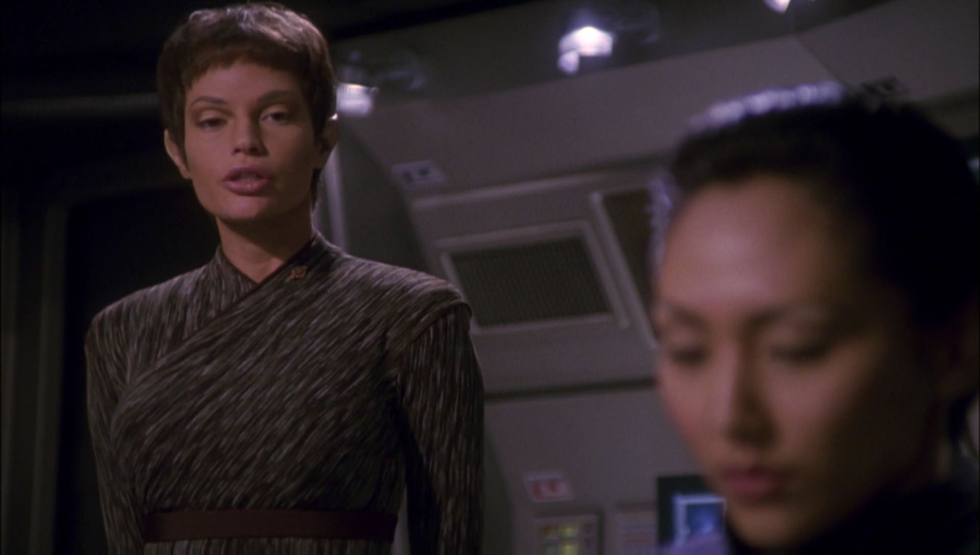 ariane179254_Enterprise_1x01-1x02_BrokenBow_1927.jpg
