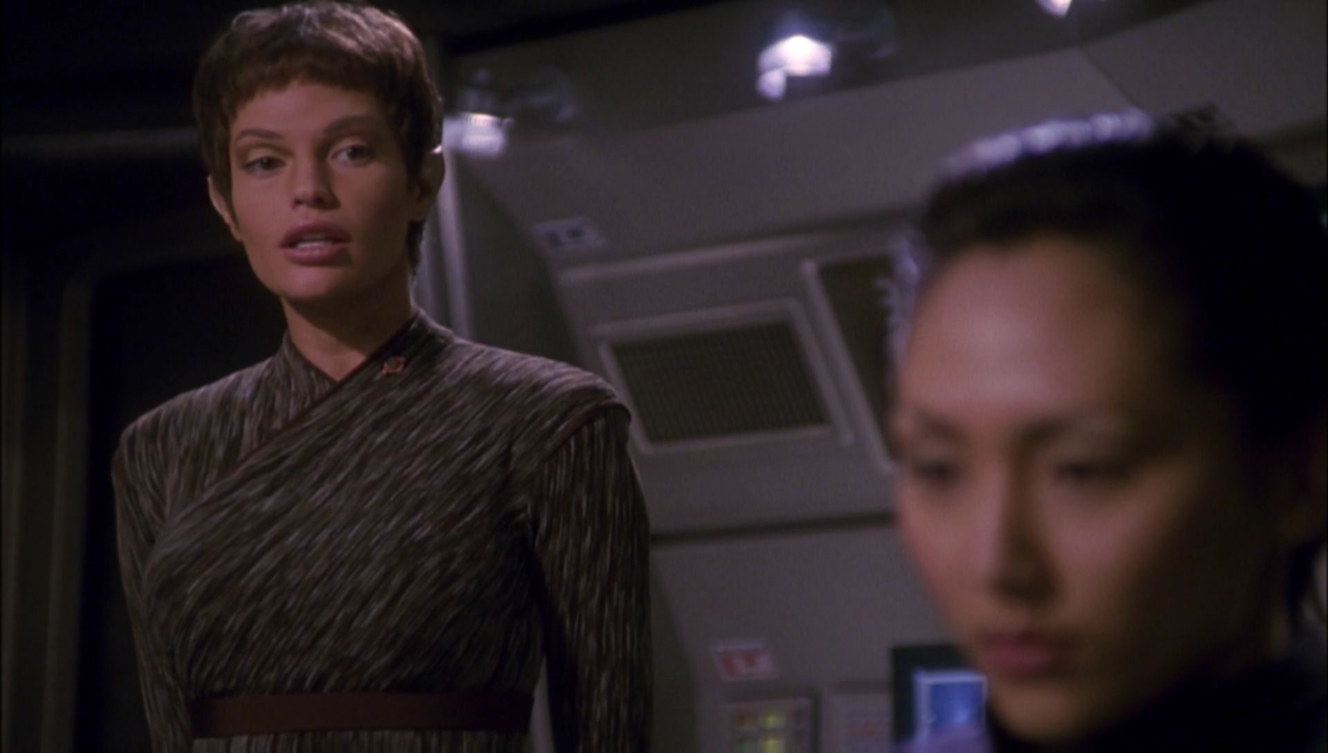 ariane179254_Enterprise_1x01-1x02_BrokenBow_1928.jpg