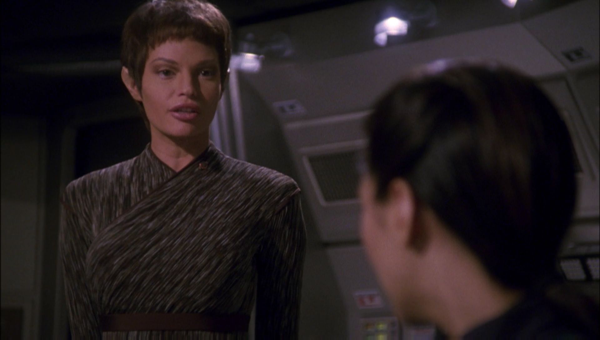 ariane179254_Enterprise_1x01-1x02_BrokenBow_1938.jpg