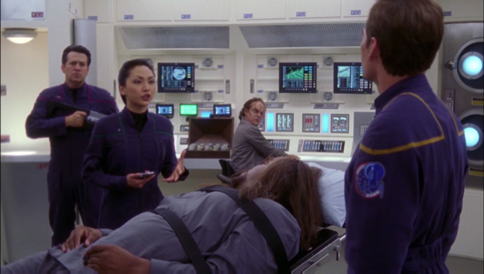 ariane179254_Enterprise_1x01-1x02_BrokenBow_2000.jpg