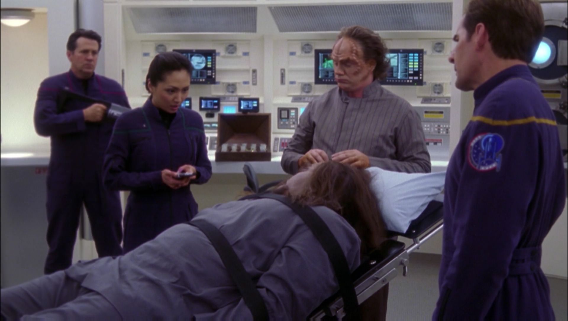 ariane179254_Enterprise_1x01-1x02_BrokenBow_2027.jpg