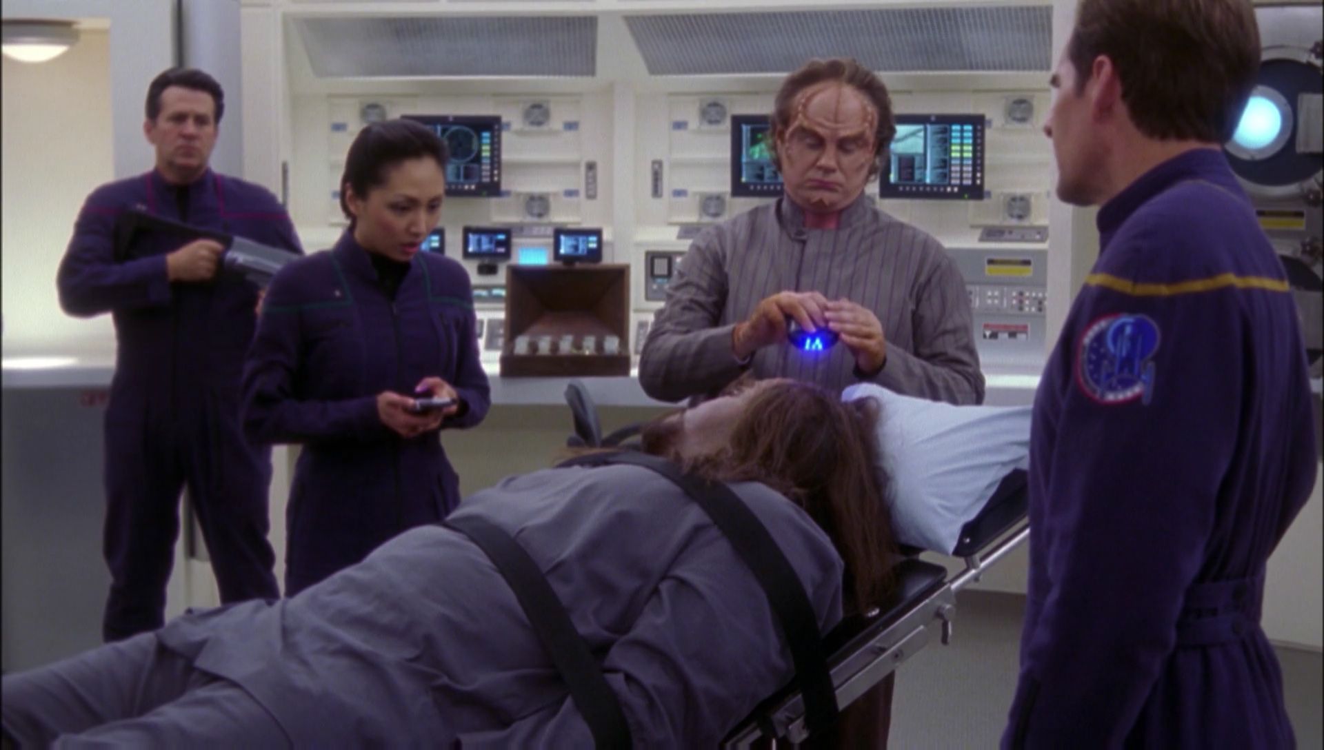 ariane179254_Enterprise_1x01-1x02_BrokenBow_2028.jpg
