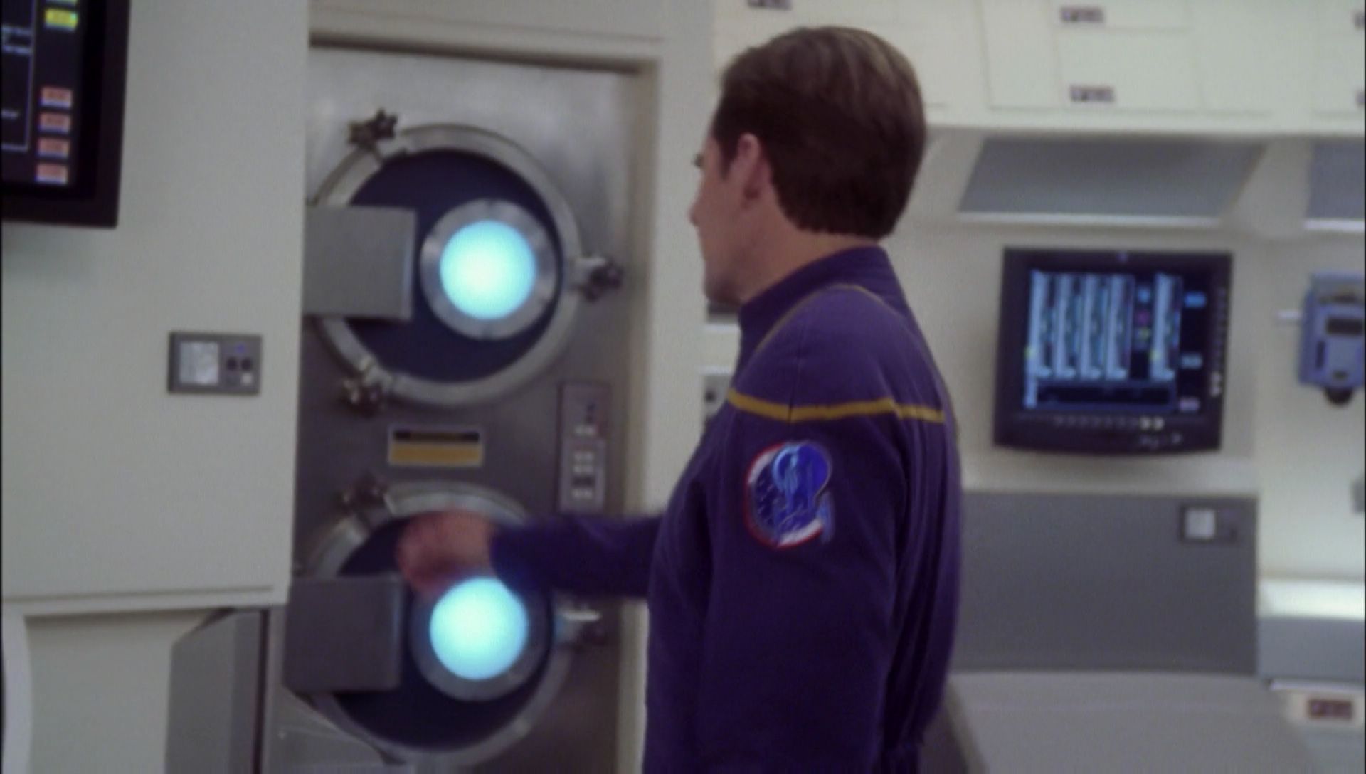 ariane179254_Enterprise_1x01-1x02_BrokenBow_2060.jpg