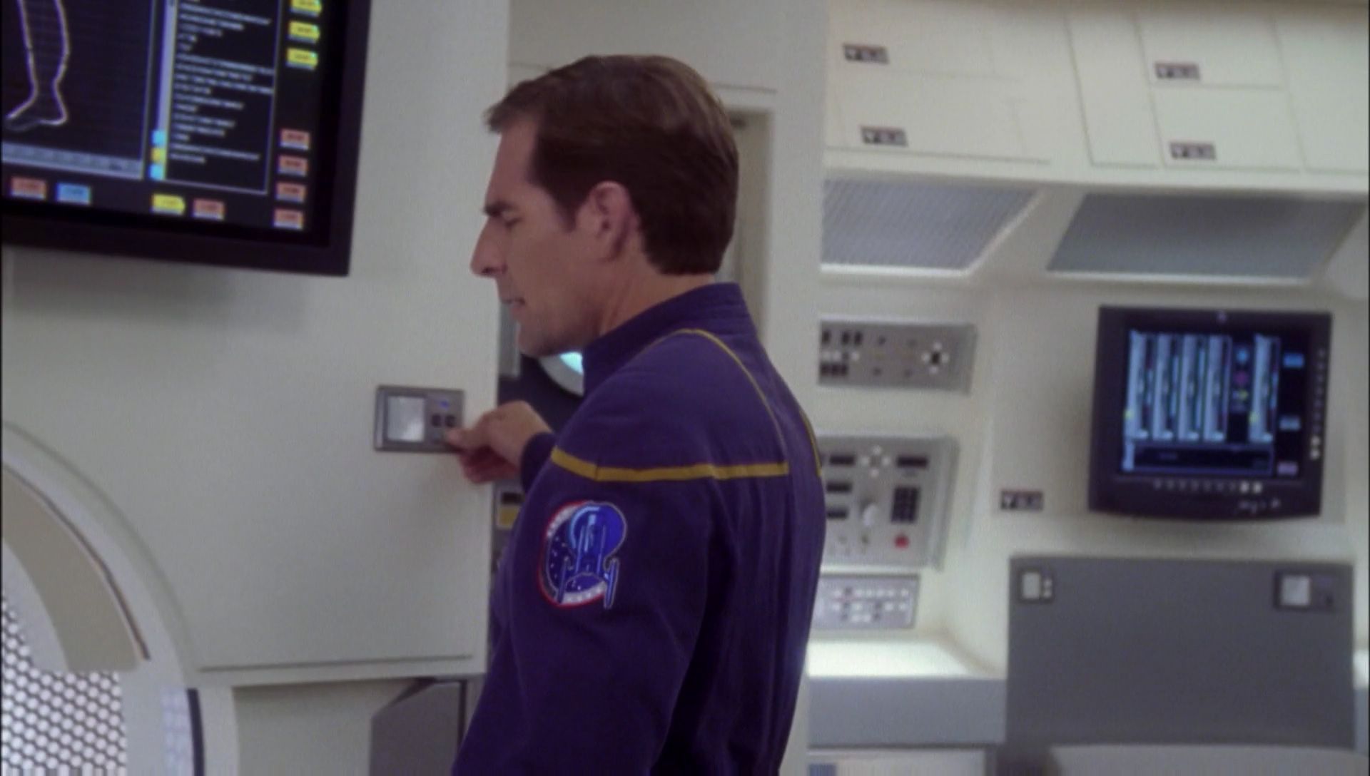 ariane179254_Enterprise_1x01-1x02_BrokenBow_2061.jpg