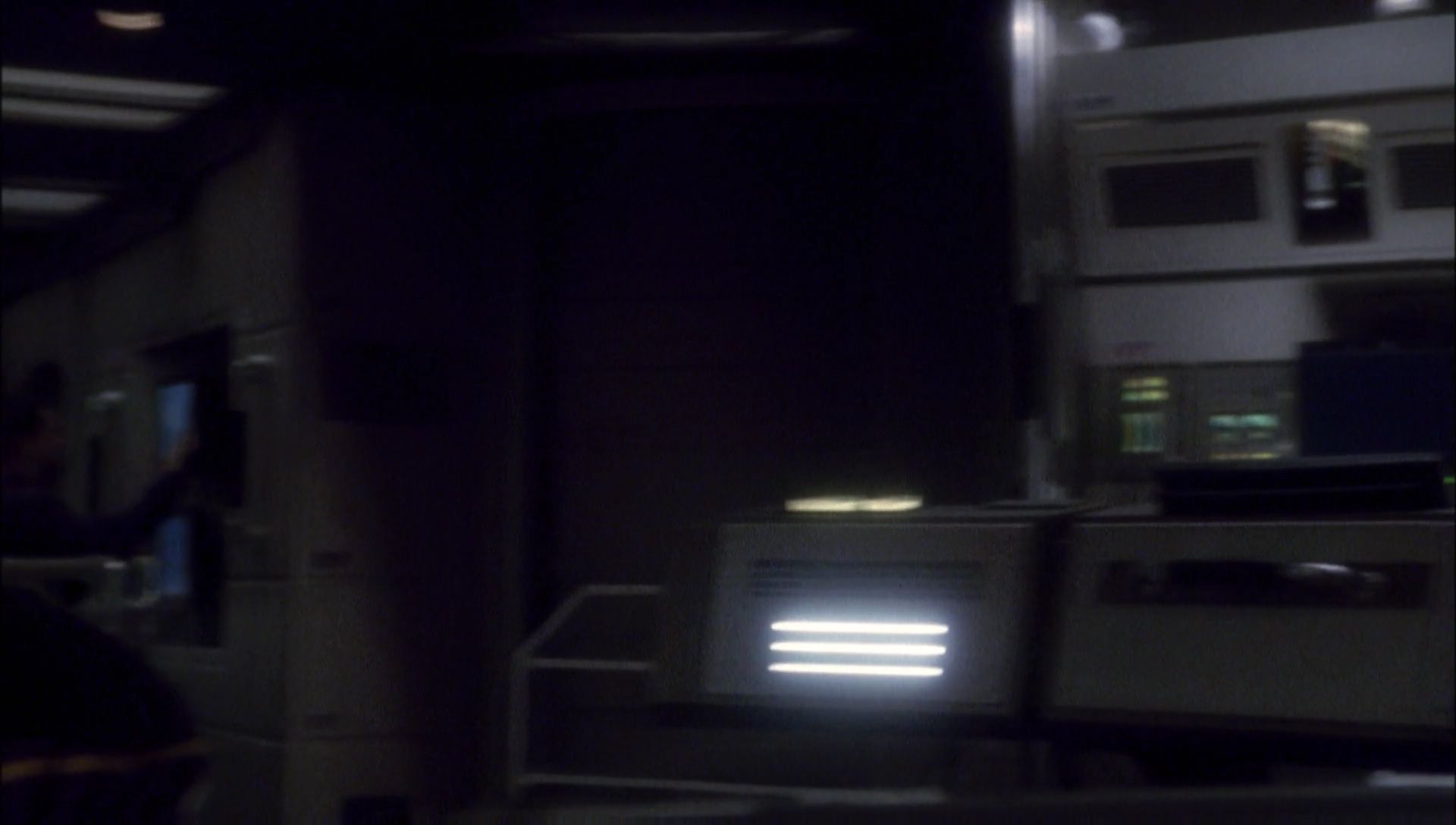 ariane179254_Enterprise_1x01-1x02_BrokenBow_2070.jpg