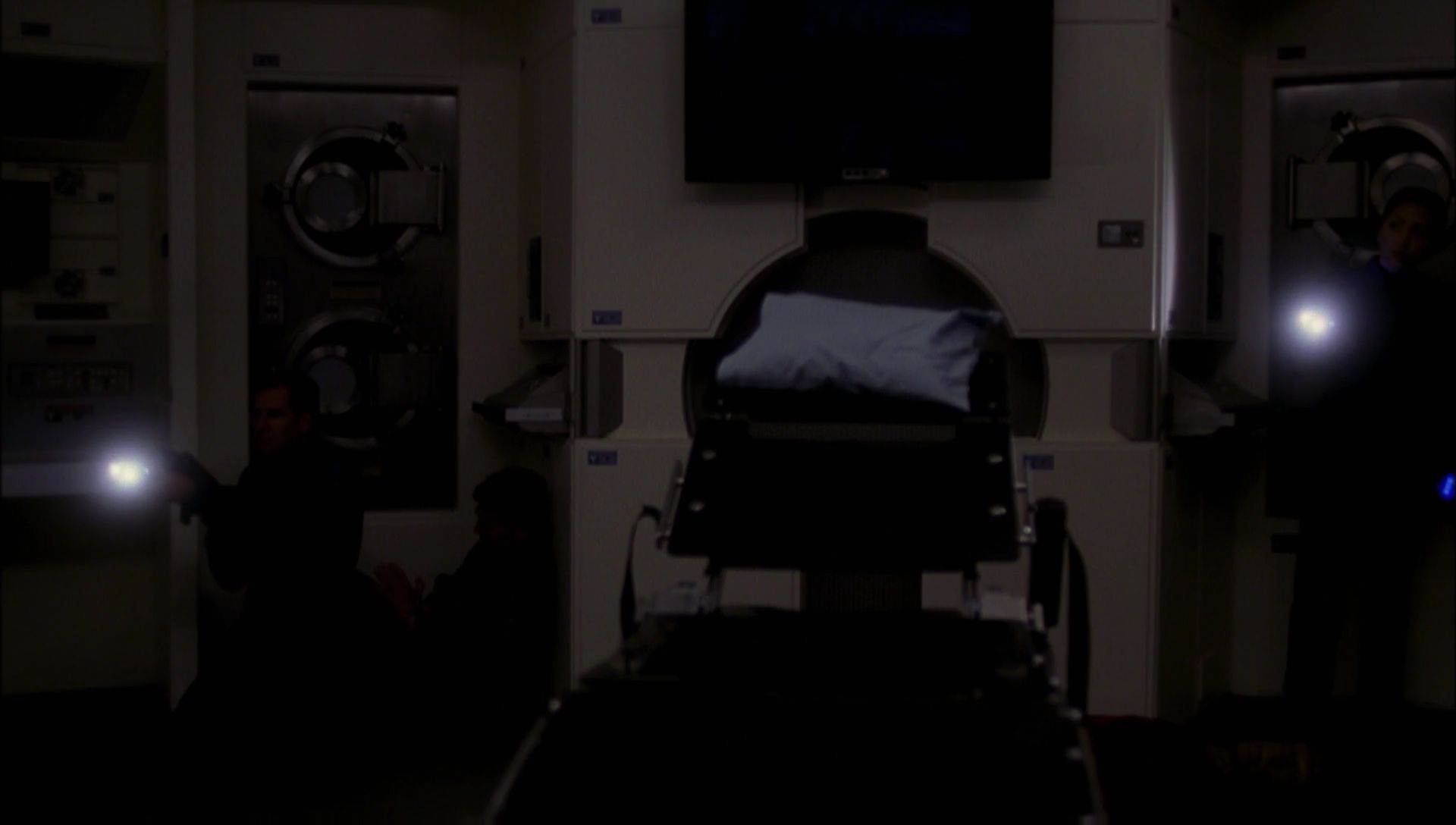 ariane179254_Enterprise_1x01-1x02_BrokenBow_2207.jpg