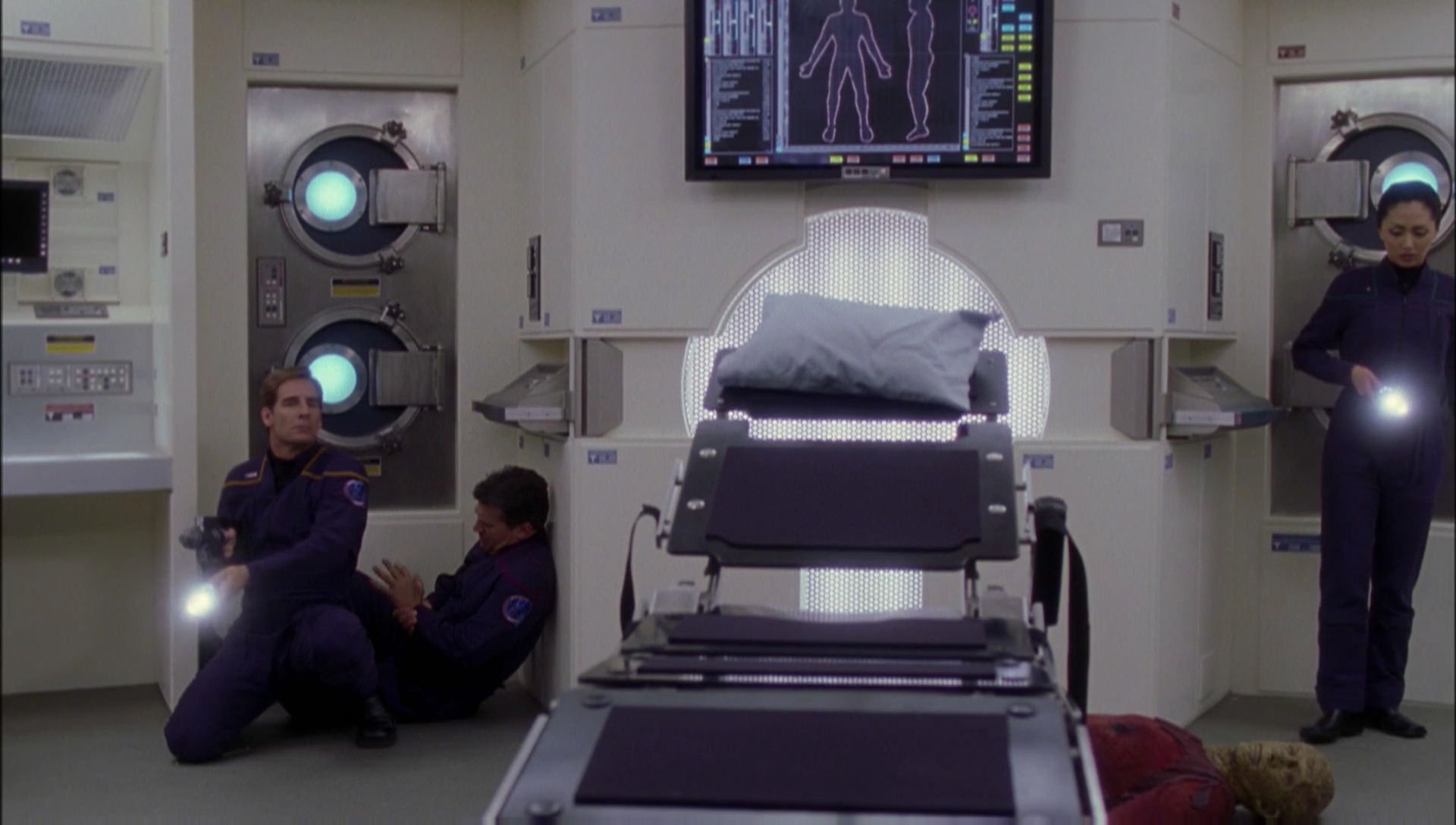ariane179254_Enterprise_1x01-1x02_BrokenBow_2210.jpg