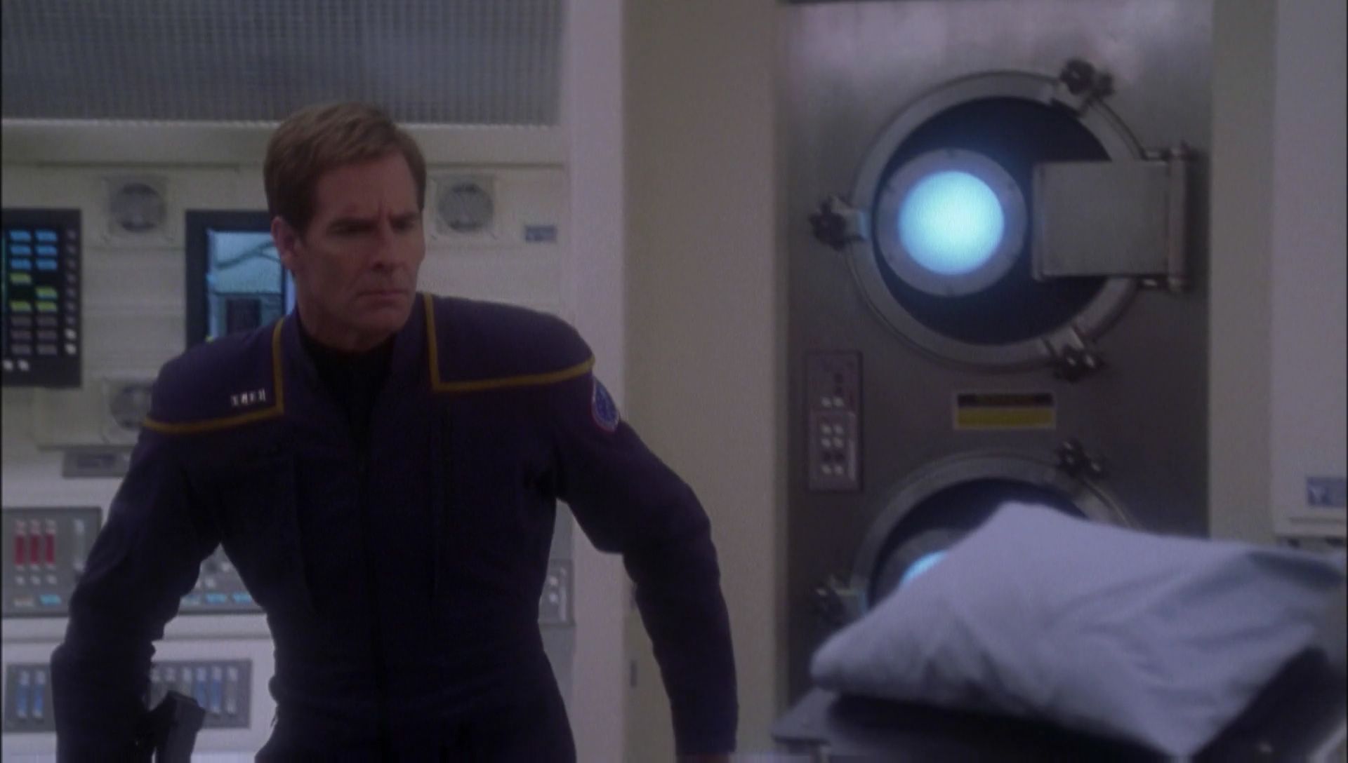 ariane179254_Enterprise_1x01-1x02_BrokenBow_2213.jpg