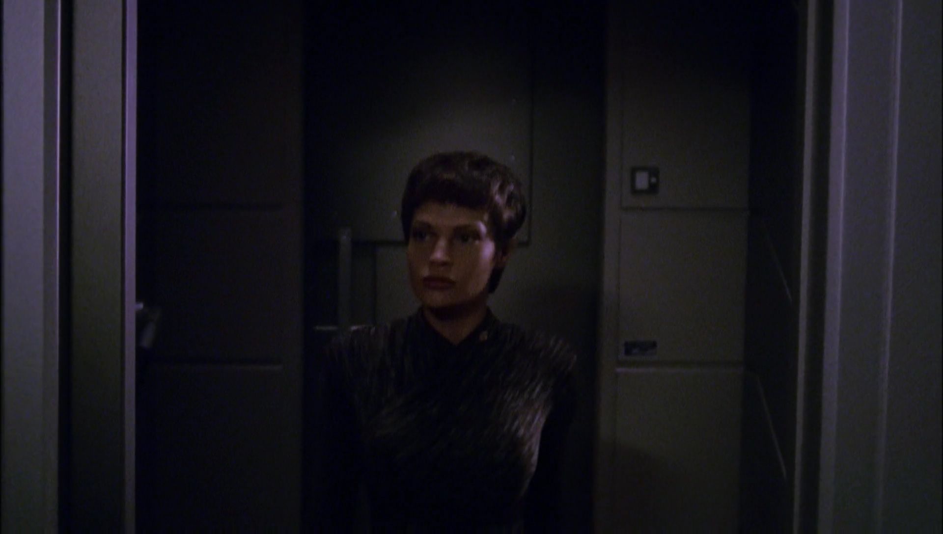 ariane179254_Enterprise_1x01-1x02_BrokenBow_2307.jpg