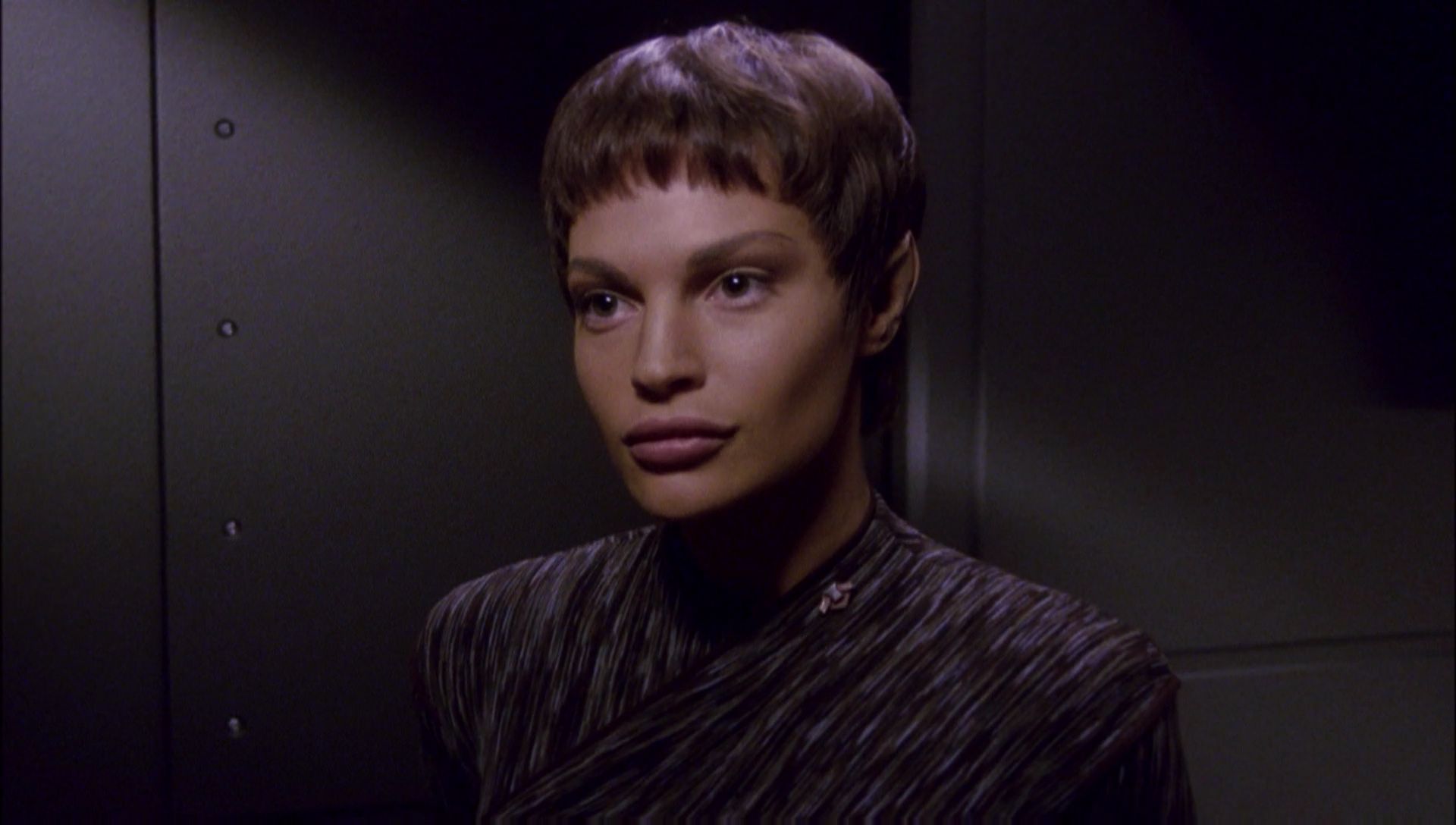 ariane179254_Enterprise_1x01-1x02_BrokenBow_2317.jpg