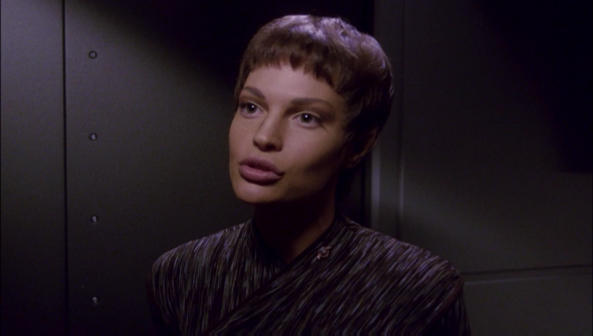ariane179254_Enterprise_1x01-1x02_BrokenBow_2323.jpg