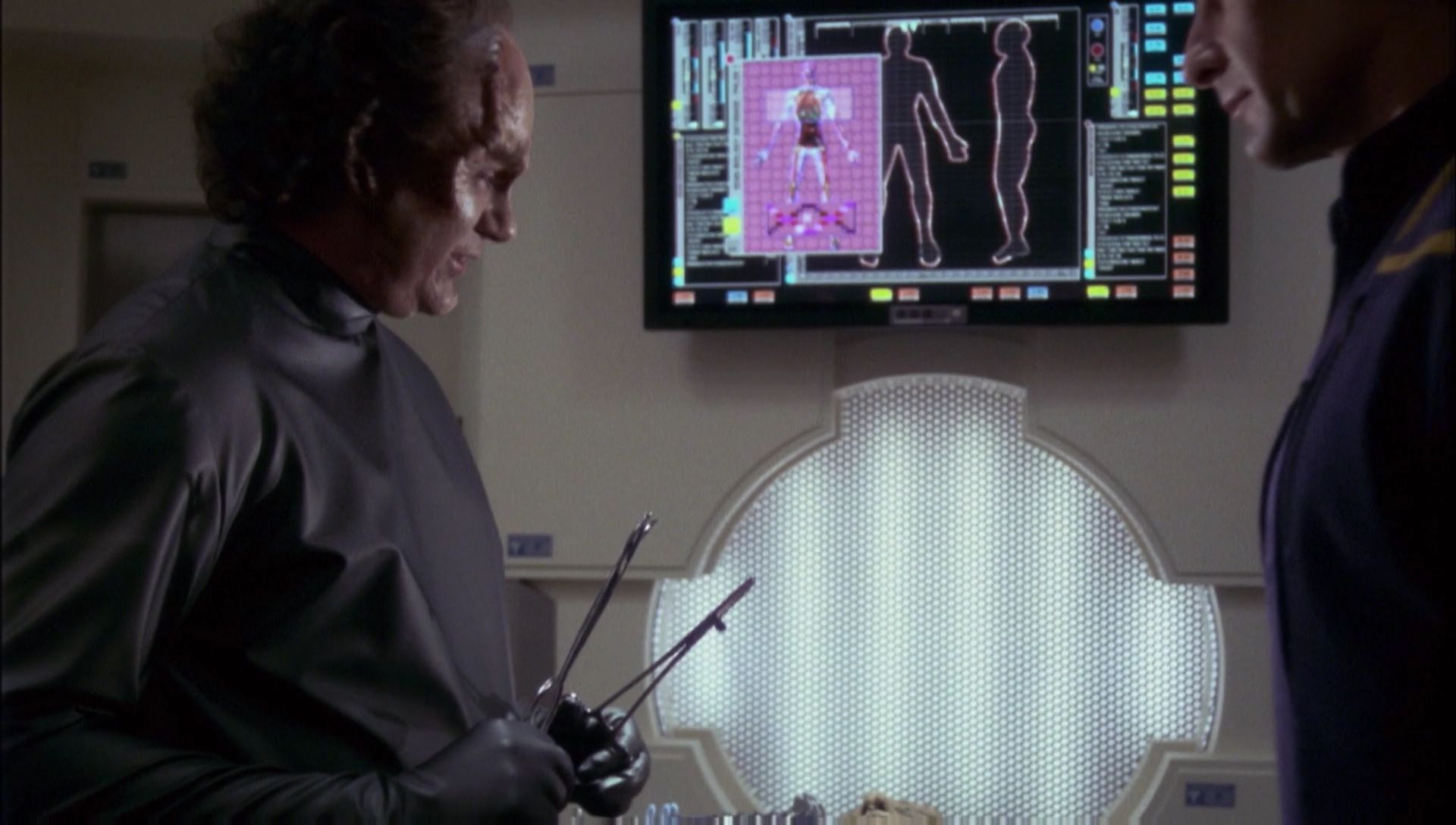 ariane179254_Enterprise_1x01-1x02_BrokenBow_2374.jpg