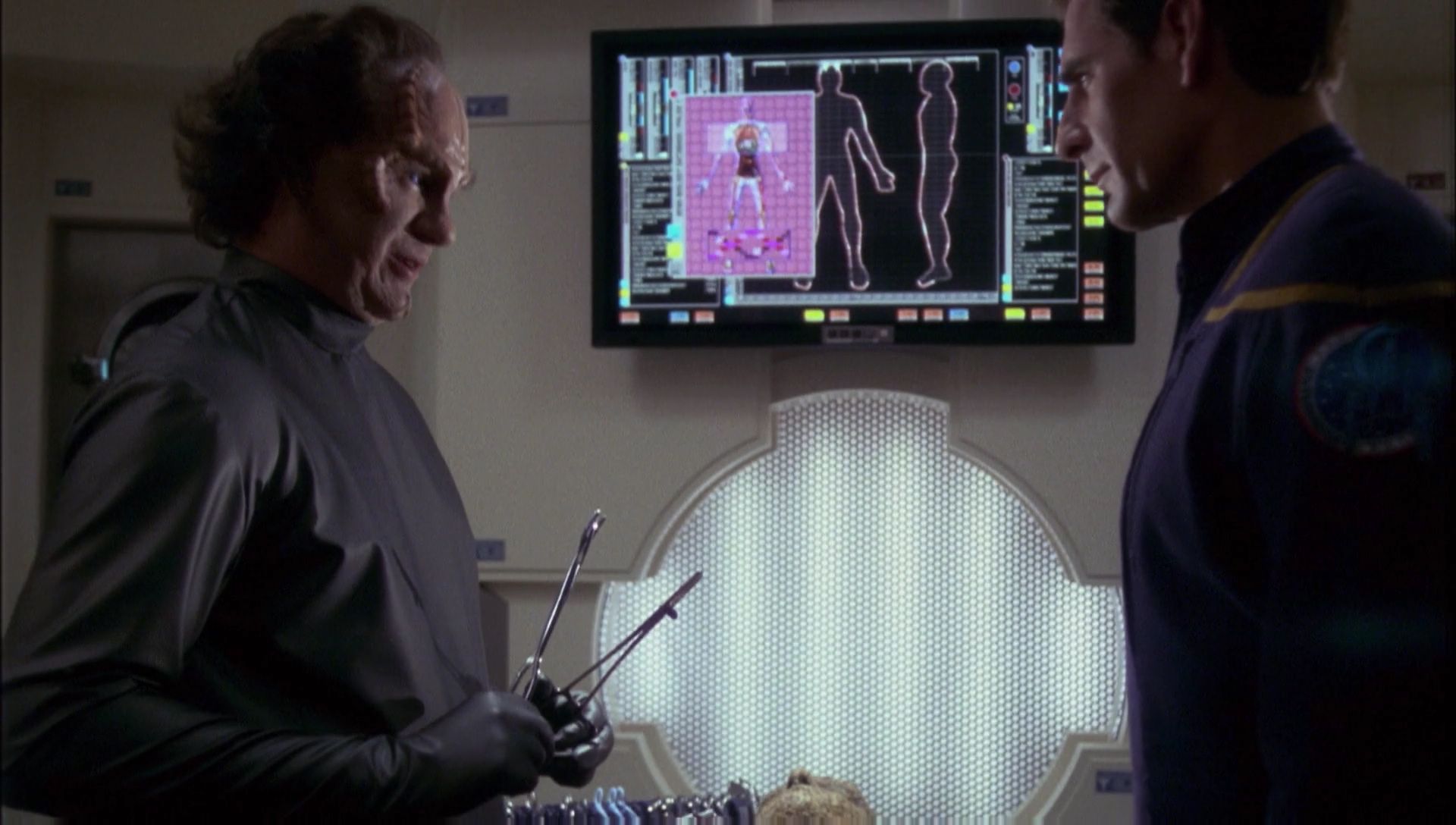 ariane179254_Enterprise_1x01-1x02_BrokenBow_2375.jpg