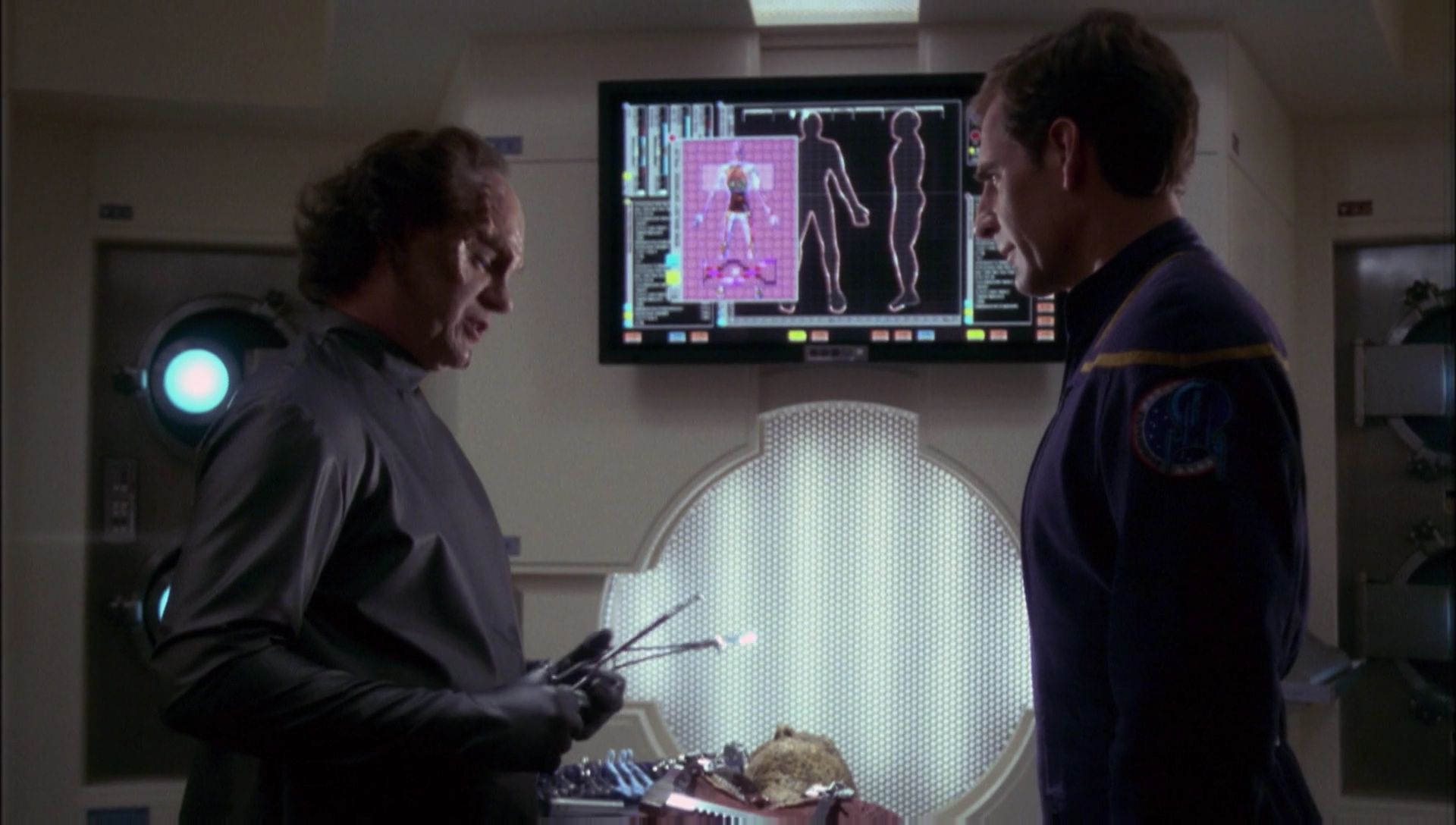 ariane179254_Enterprise_1x01-1x02_BrokenBow_2377.jpg