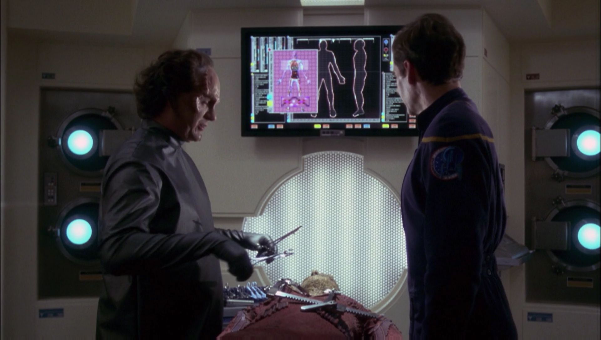 ariane179254_Enterprise_1x01-1x02_BrokenBow_2380.jpg