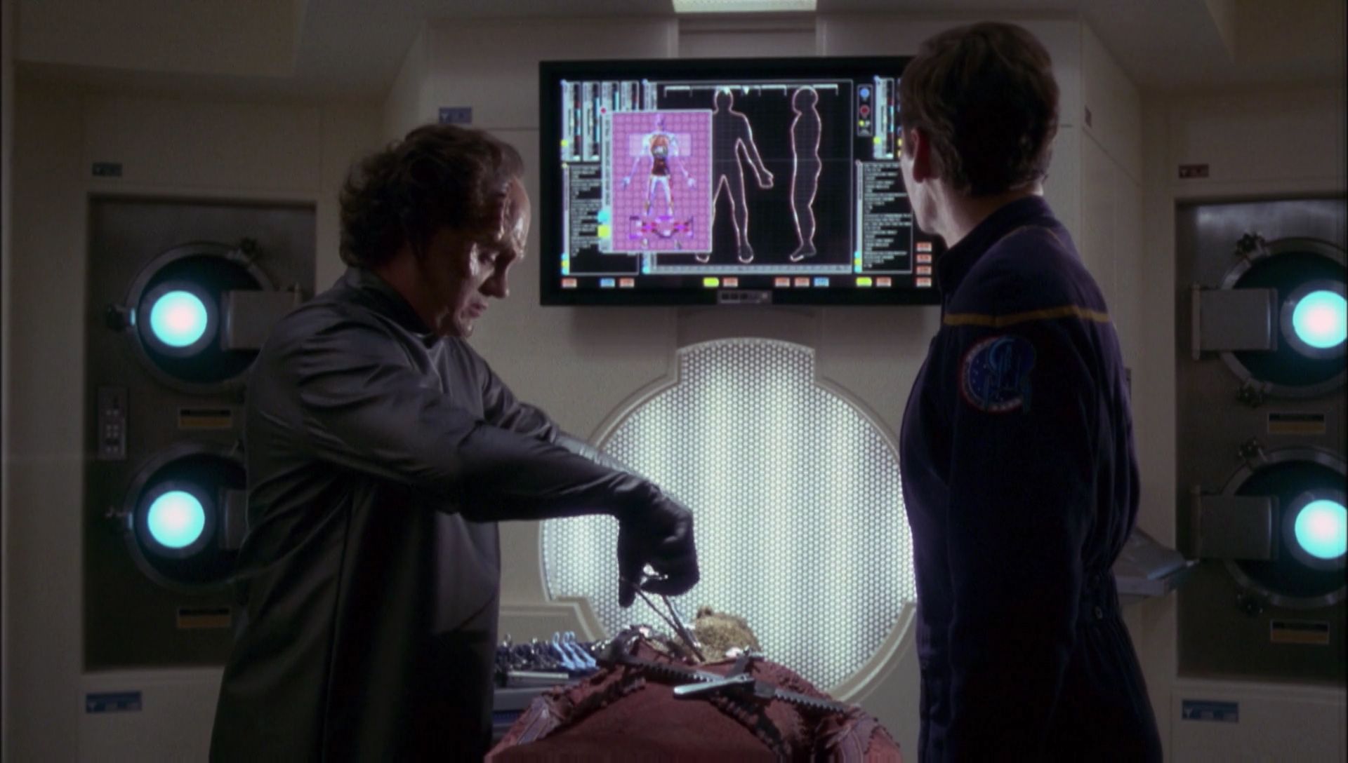 ariane179254_Enterprise_1x01-1x02_BrokenBow_2381.jpg