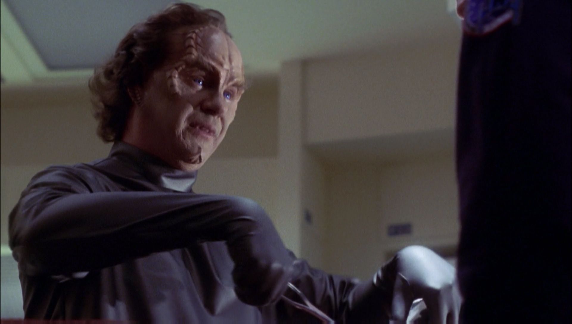 ariane179254_Enterprise_1x01-1x02_BrokenBow_2388.jpg