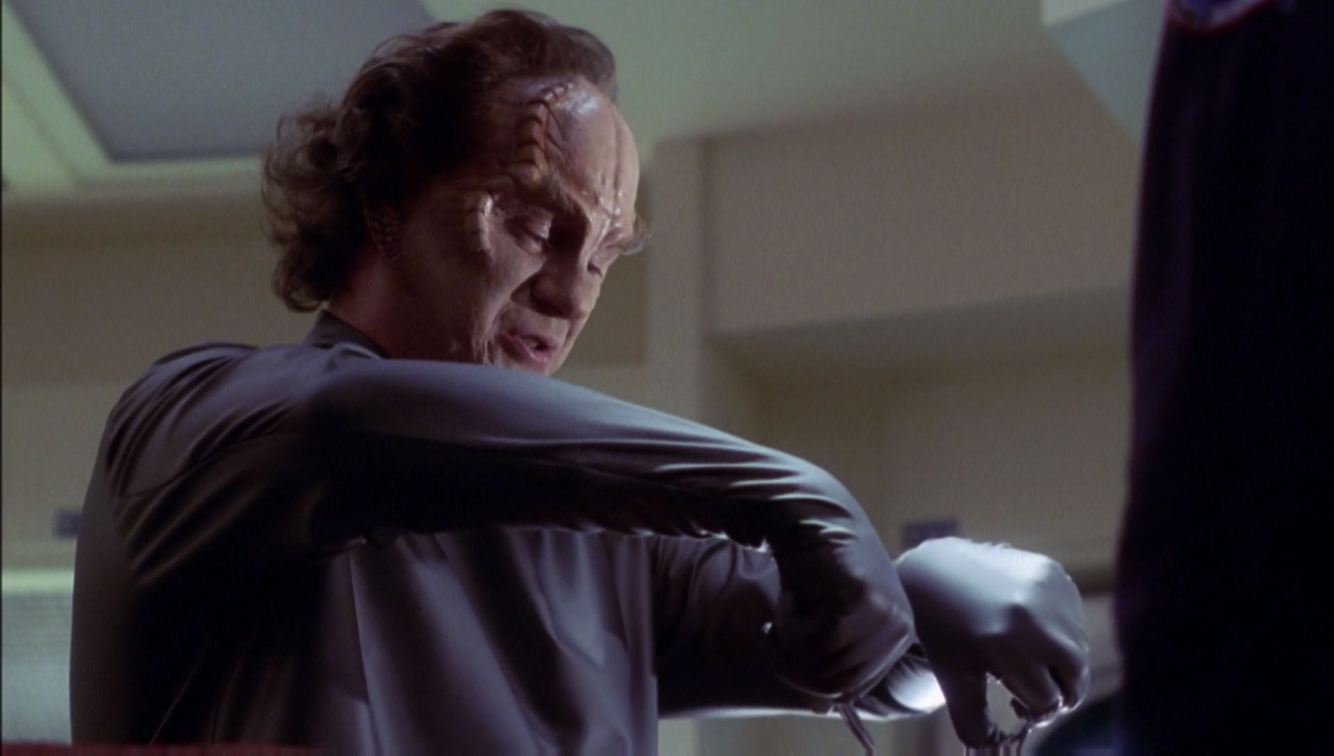 ariane179254_Enterprise_1x01-1x02_BrokenBow_2391.jpg