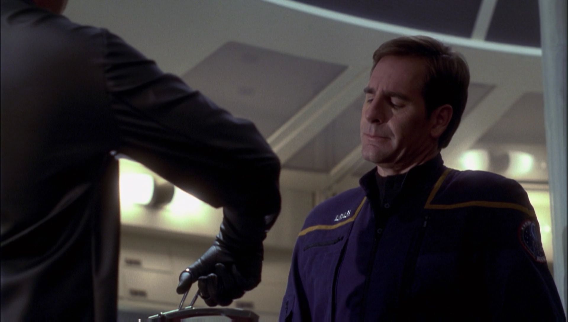 ariane179254_Enterprise_1x01-1x02_BrokenBow_2394.jpg