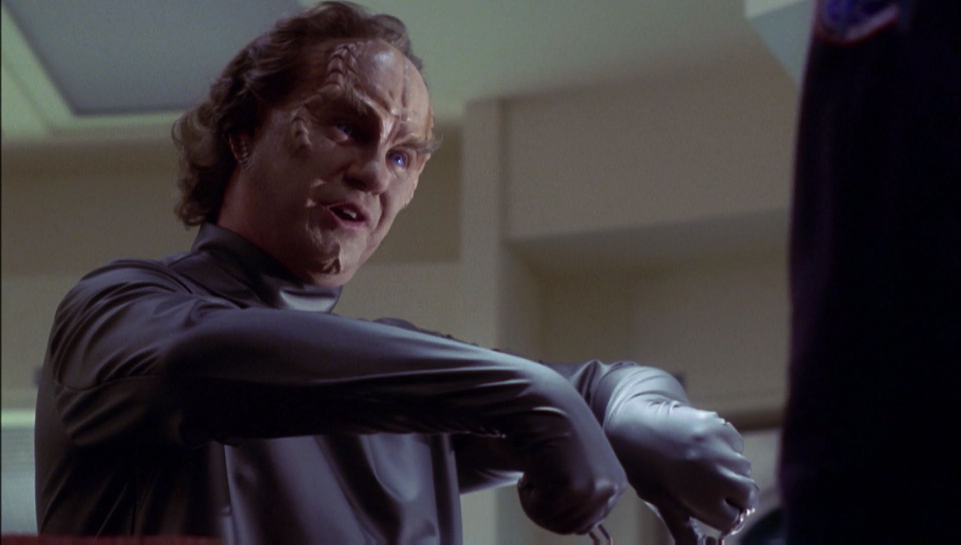 ariane179254_Enterprise_1x01-1x02_BrokenBow_2395.jpg