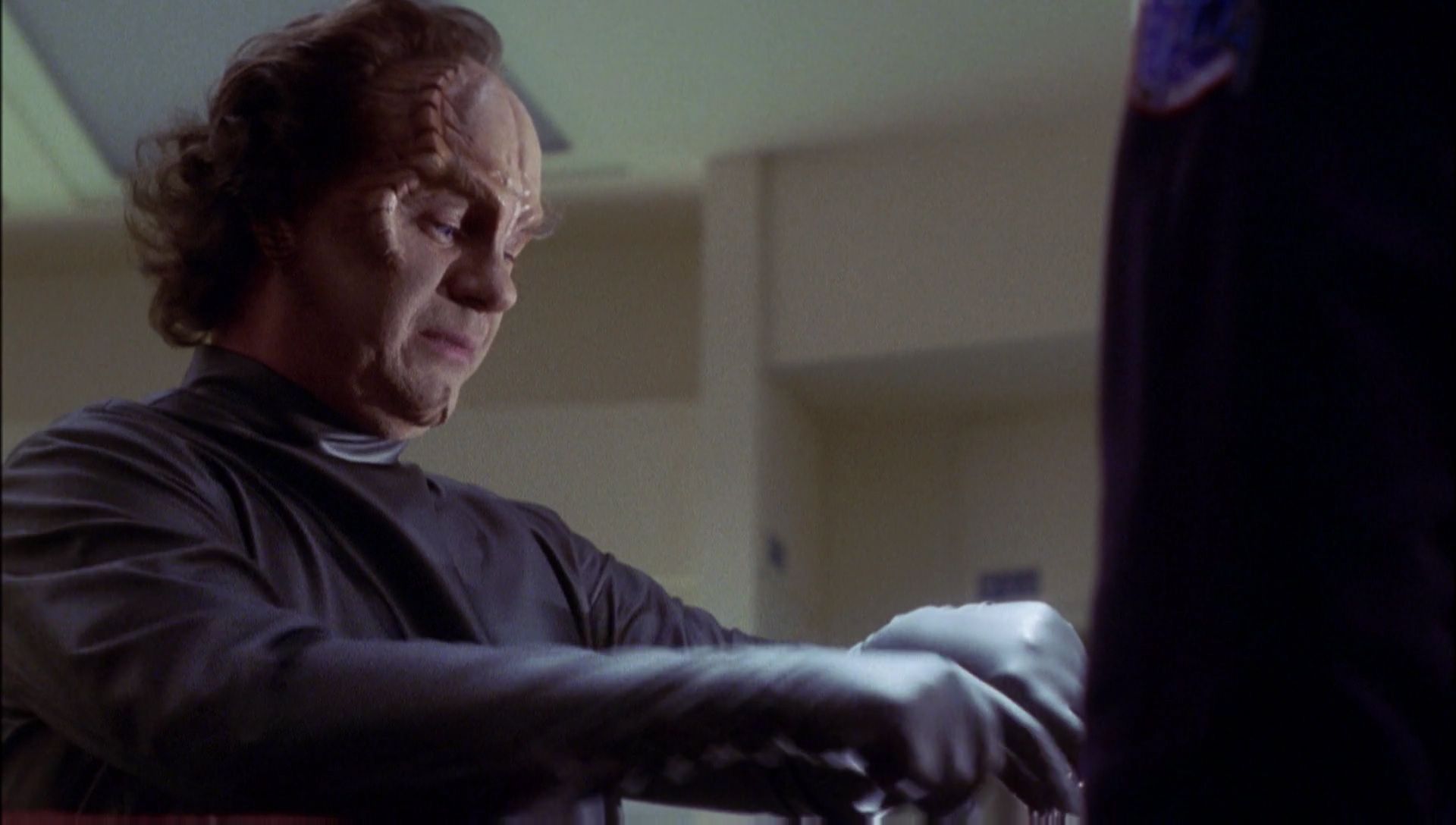 ariane179254_Enterprise_1x01-1x02_BrokenBow_2401.jpg