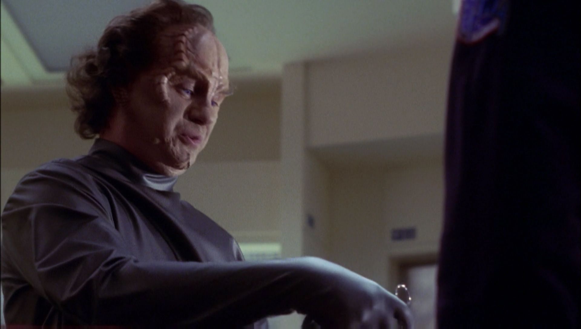 ariane179254_Enterprise_1x01-1x02_BrokenBow_2402.jpg