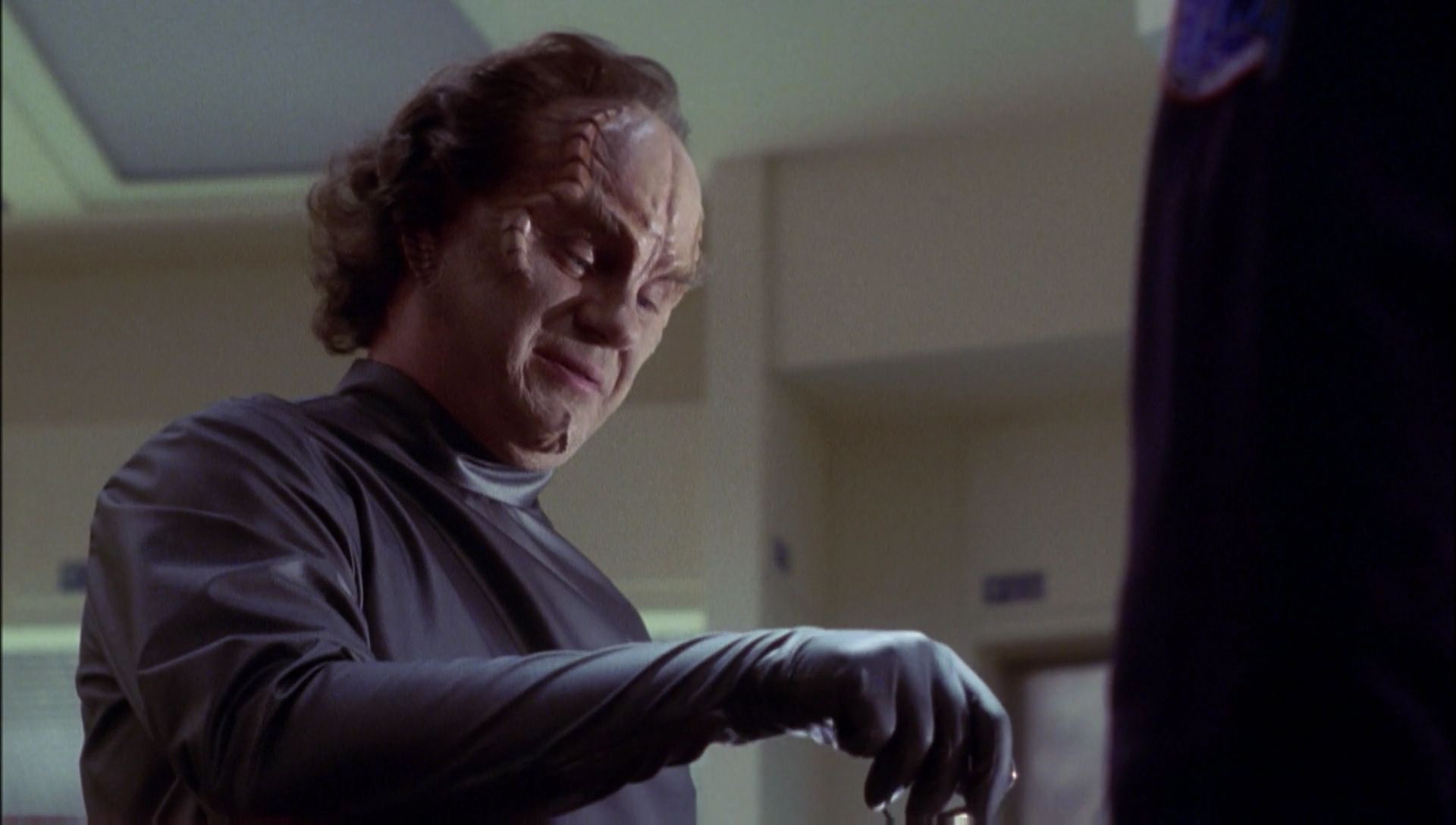 ariane179254_Enterprise_1x01-1x02_BrokenBow_2403.jpg