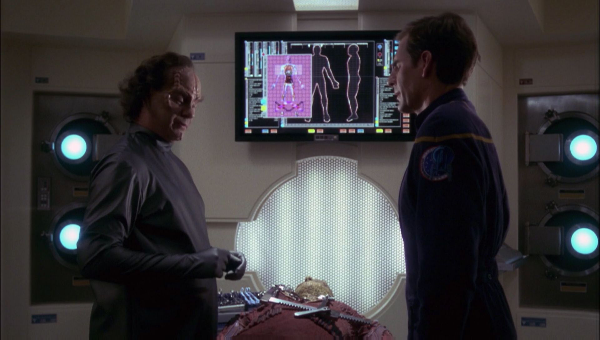 ariane179254_Enterprise_1x01-1x02_BrokenBow_2441.jpg