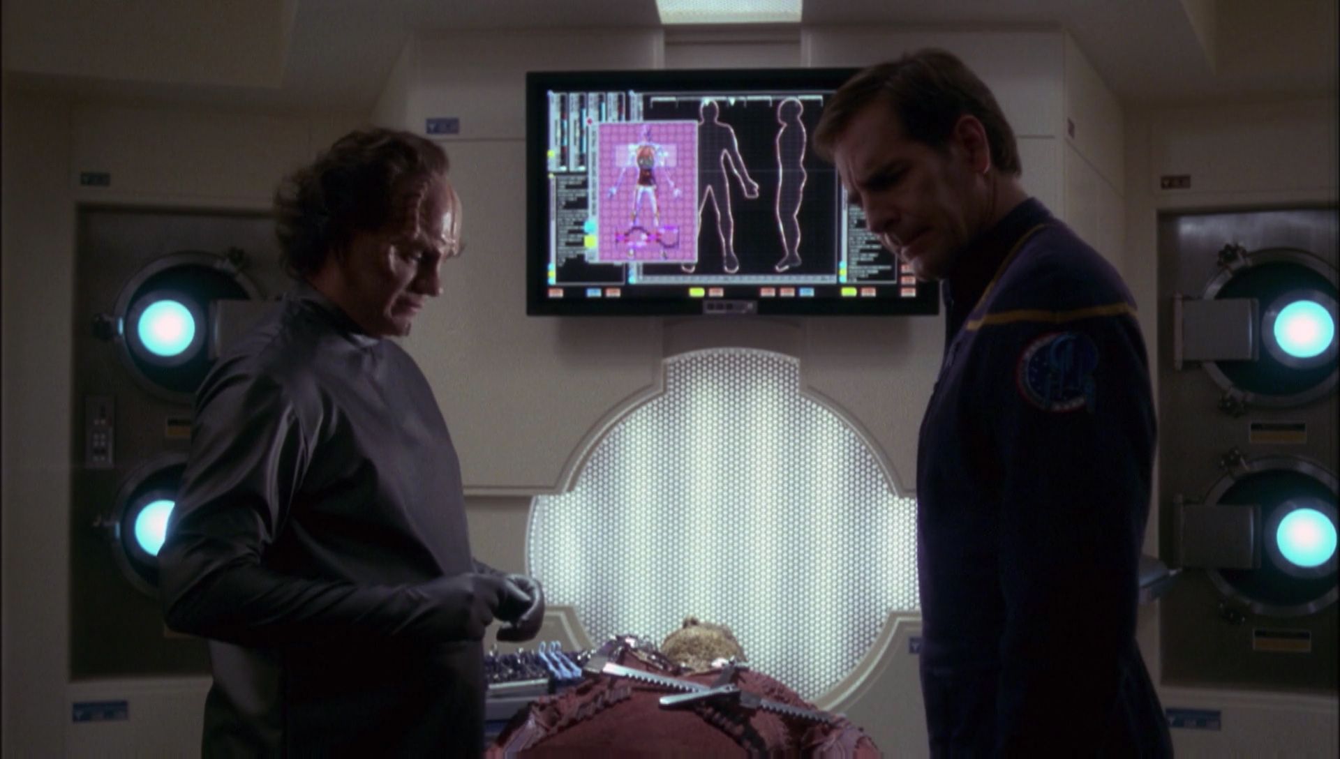 ariane179254_Enterprise_1x01-1x02_BrokenBow_2443.jpg