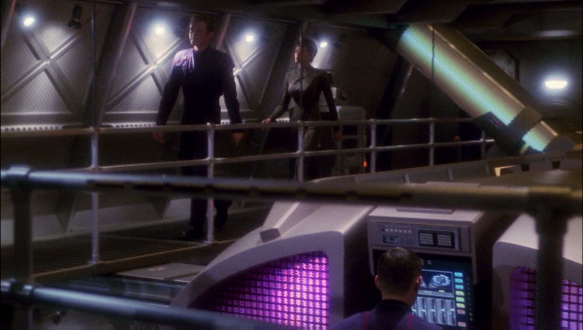 ariane179254_Enterprise_1x01-1x02_BrokenBow_2466.jpg