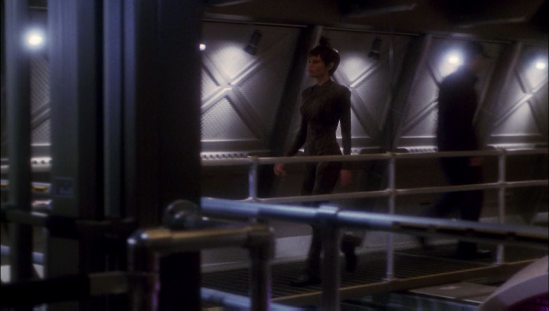 ariane179254_Enterprise_1x01-1x02_BrokenBow_2469.jpg