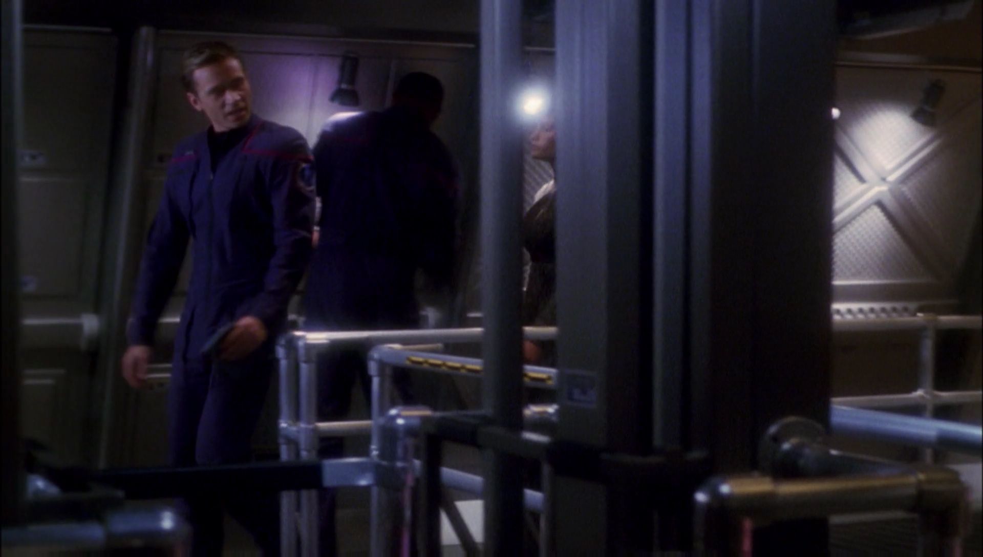 ariane179254_Enterprise_1x01-1x02_BrokenBow_2471.jpg