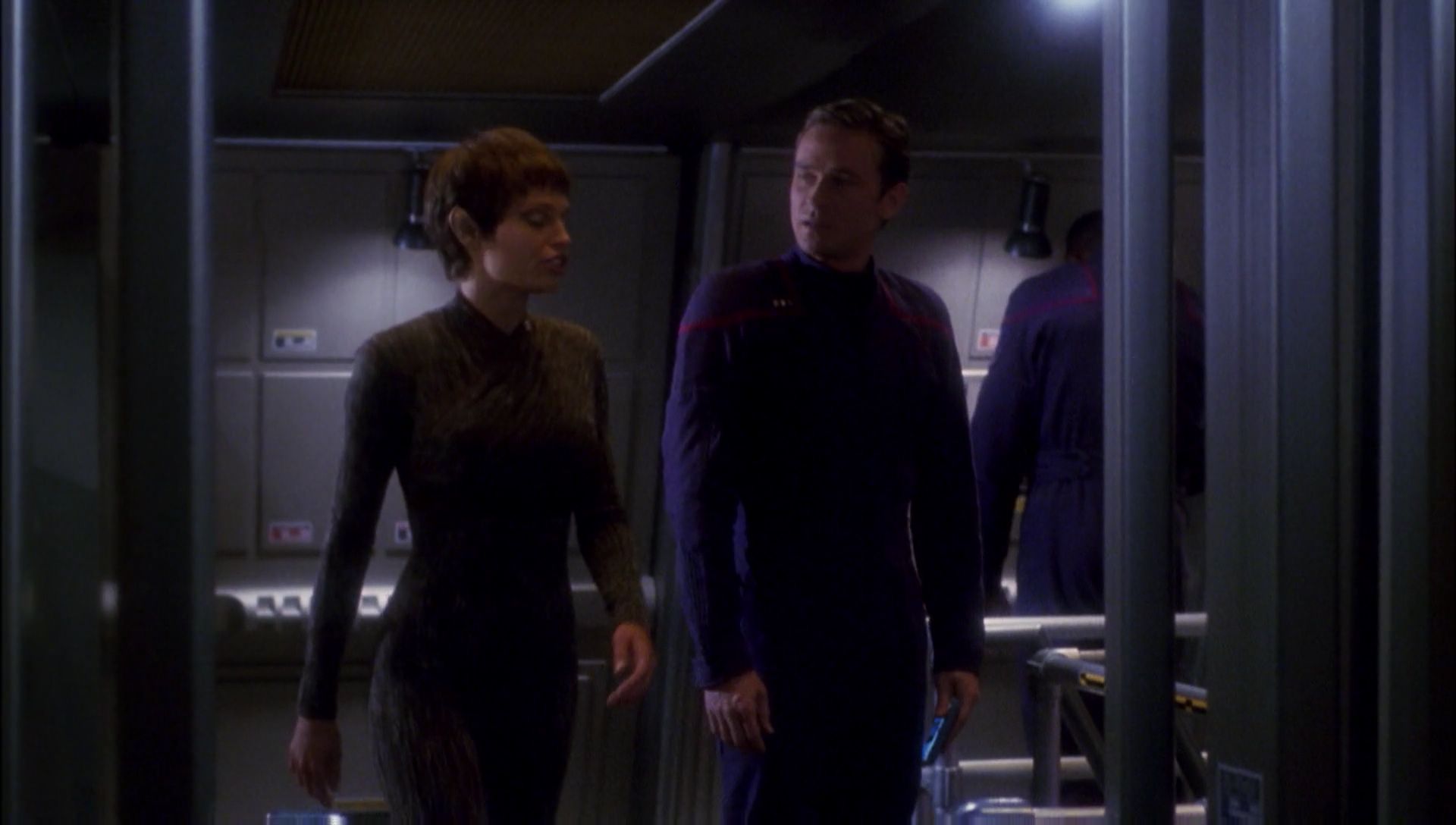 ariane179254_Enterprise_1x01-1x02_BrokenBow_2475.jpg