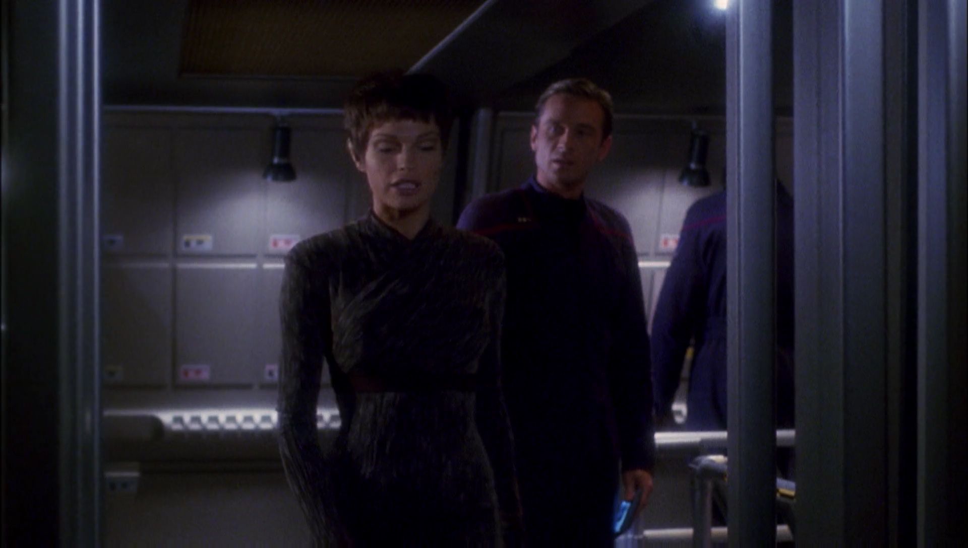 ariane179254_Enterprise_1x01-1x02_BrokenBow_2476.jpg