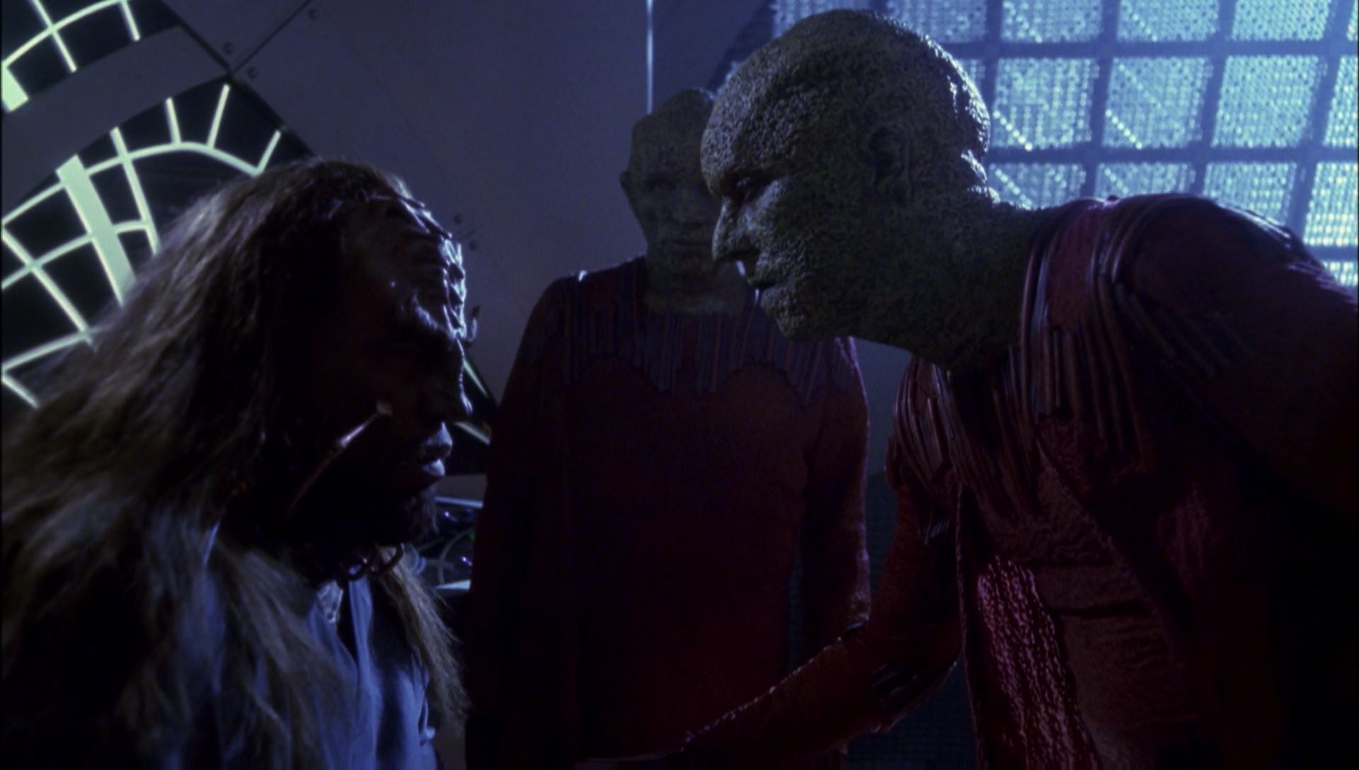 ariane179254_Enterprise_1x01-1x02_BrokenBow_2701.jpg