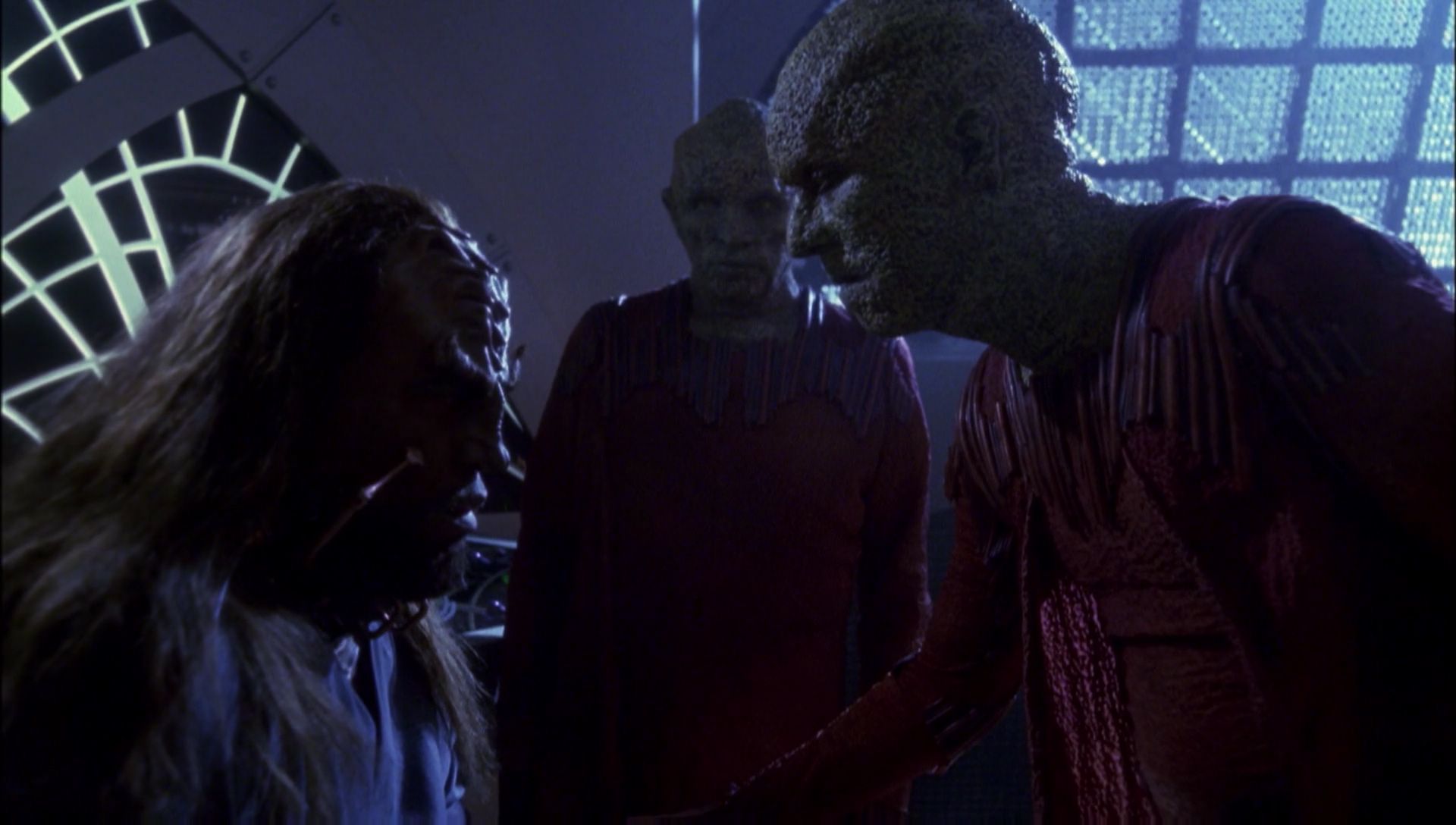 ariane179254_Enterprise_1x01-1x02_BrokenBow_2702.jpg