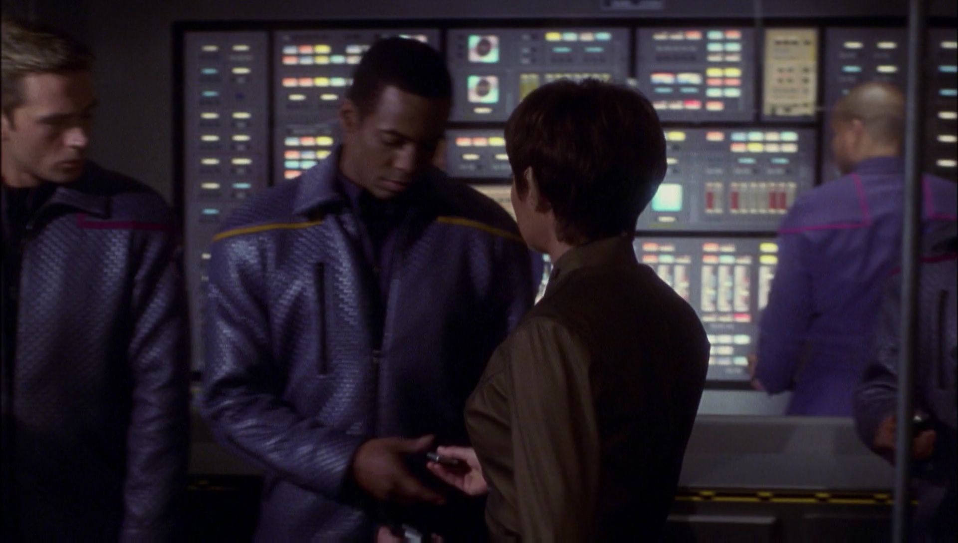 ariane179254_Enterprise_1x01-1x02_BrokenBow_2735.jpg