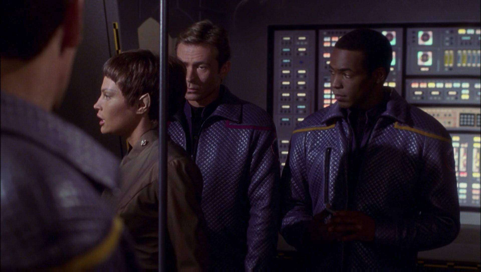 ariane179254_Enterprise_1x01-1x02_BrokenBow_2740.jpg