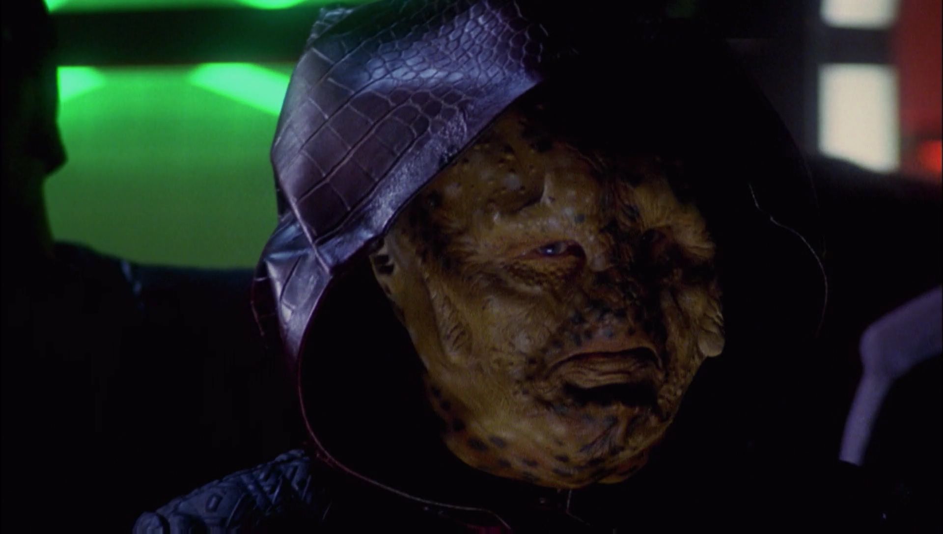 ariane179254_Enterprise_1x01-1x02_BrokenBow_2922.jpg