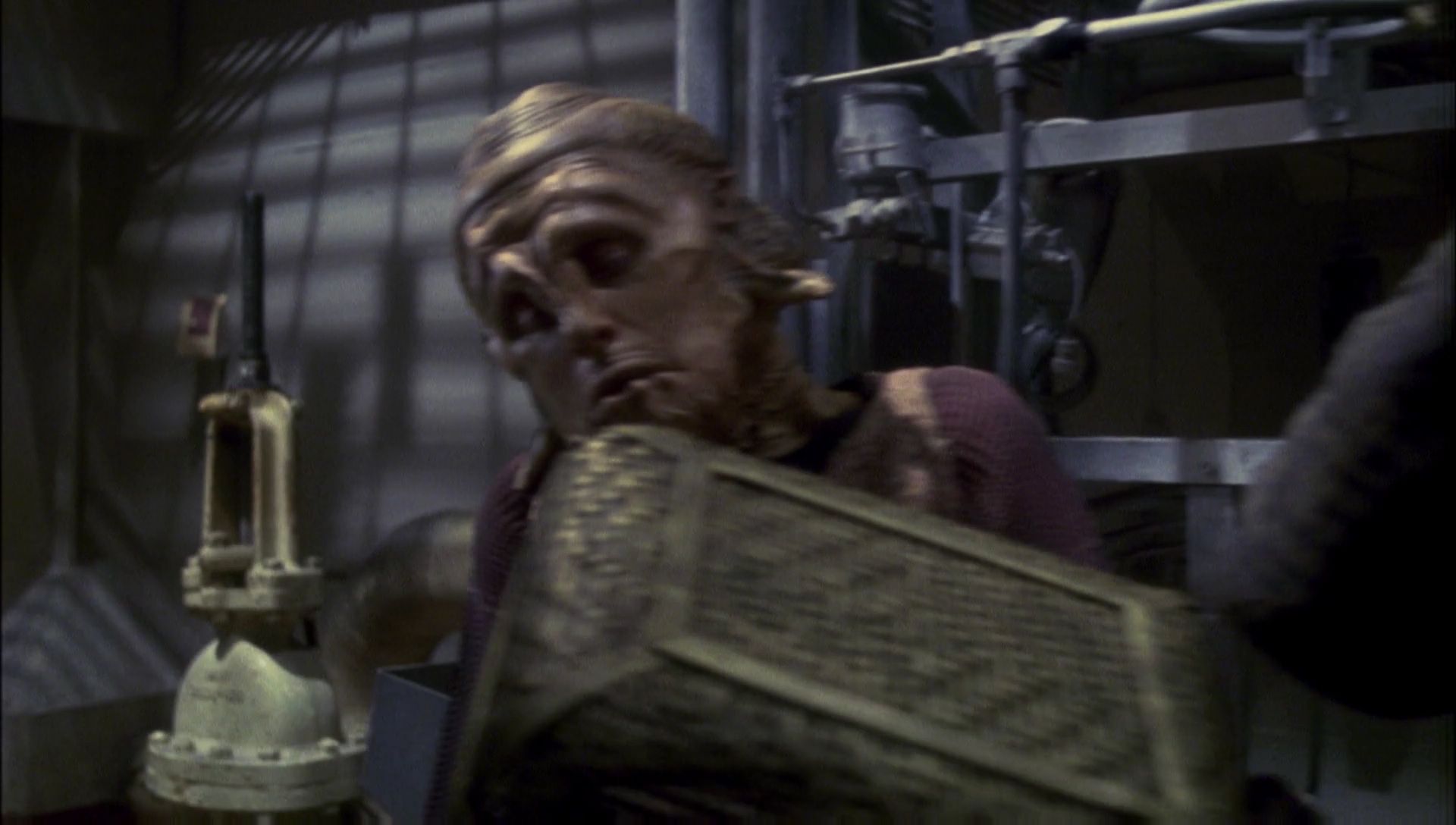 ariane179254_Enterprise_1x01-1x02_BrokenBow_2950.jpg