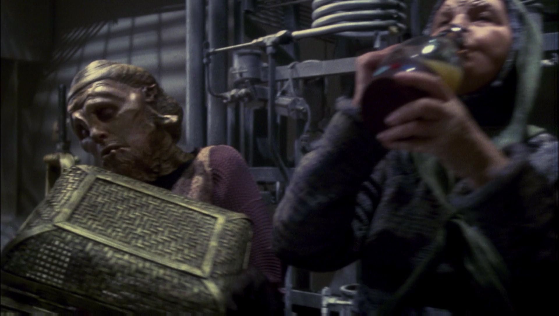 ariane179254_Enterprise_1x01-1x02_BrokenBow_2951.jpg