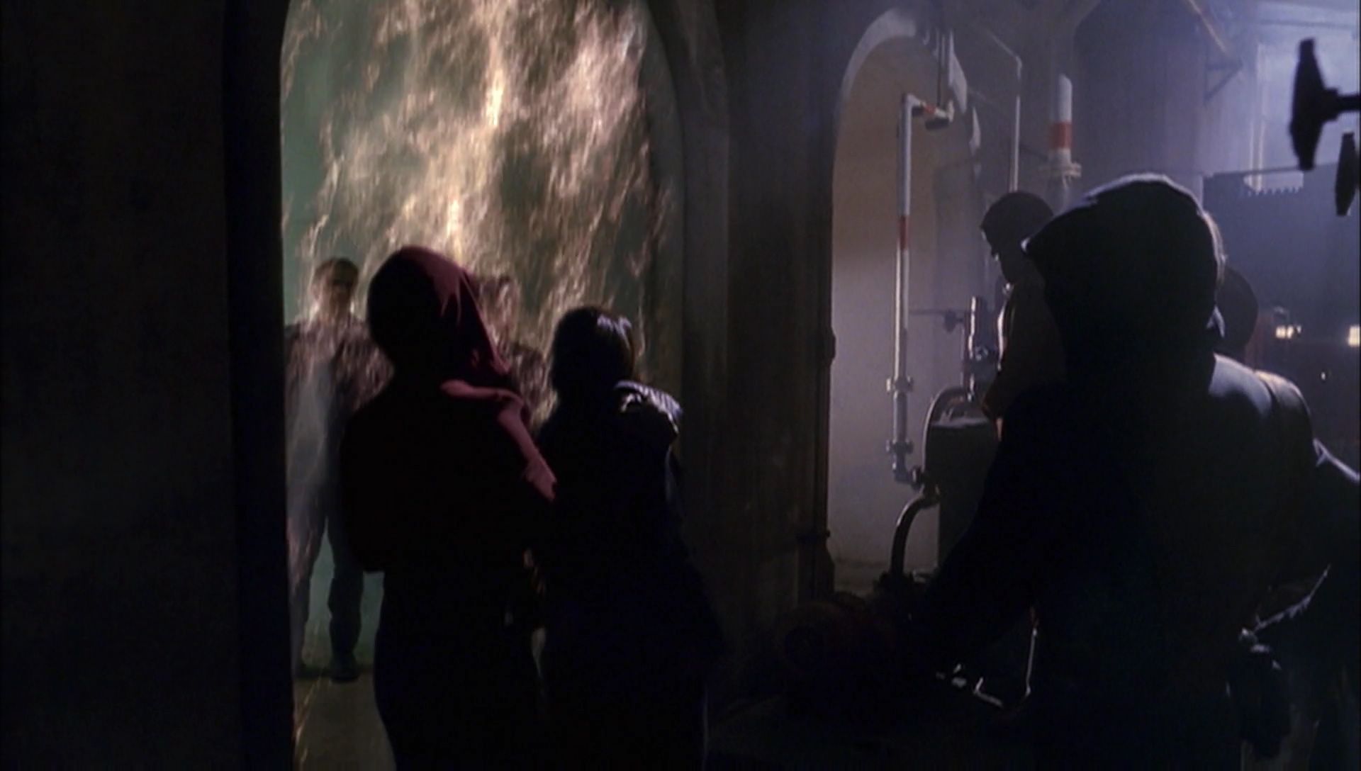 ariane179254_Enterprise_1x01-1x02_BrokenBow_3179.jpg