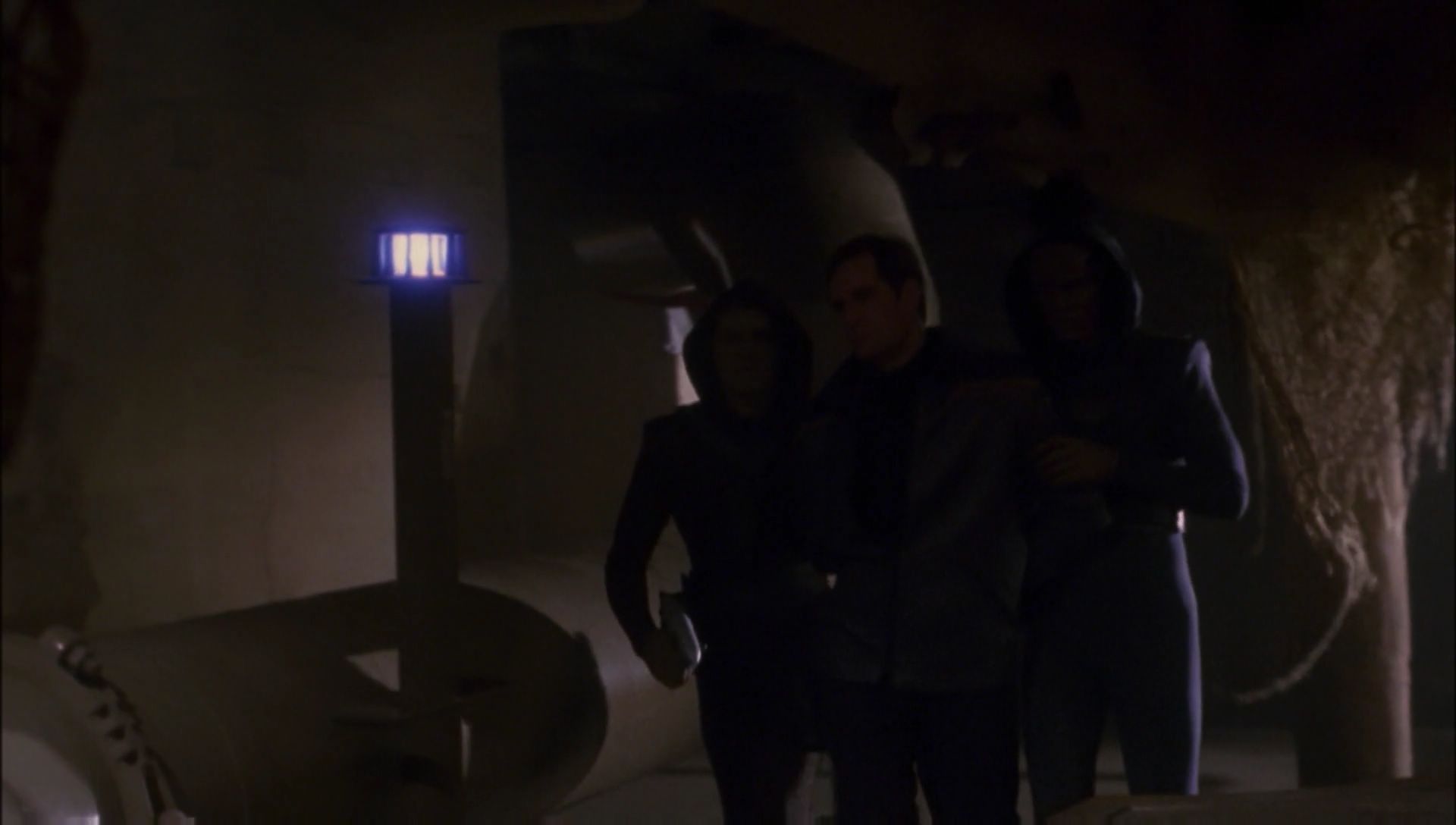 ariane179254_Enterprise_1x01-1x02_BrokenBow_3203.jpg